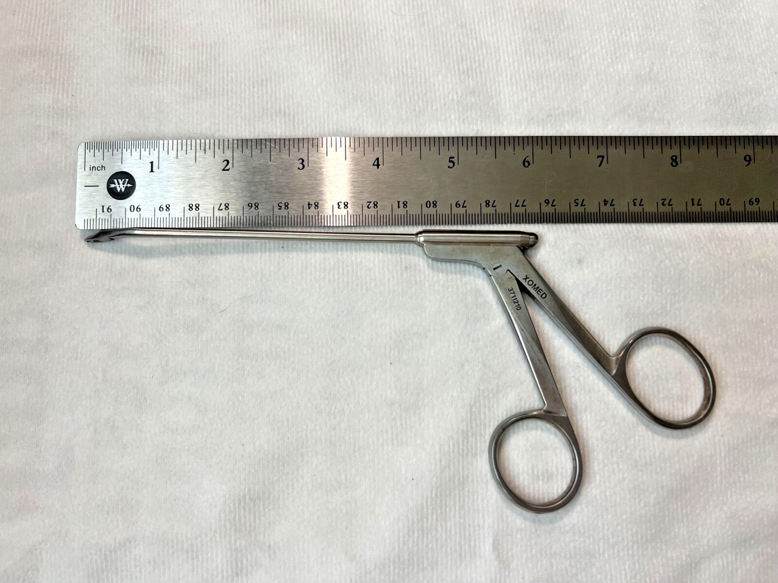 XOMED 3711210 Weil-Blakesley Thru-Cut Forcep 2.5mm Serrated Right Angle 4.5″ WL