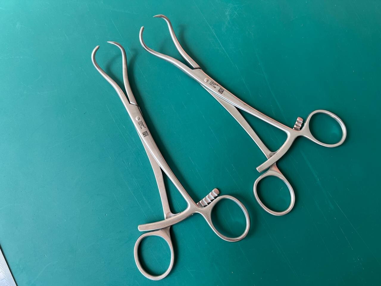 V. Mueller OS911-010 Bone Reduction Forceps Curved 1×1 Sharp Tip Prongs, 8″