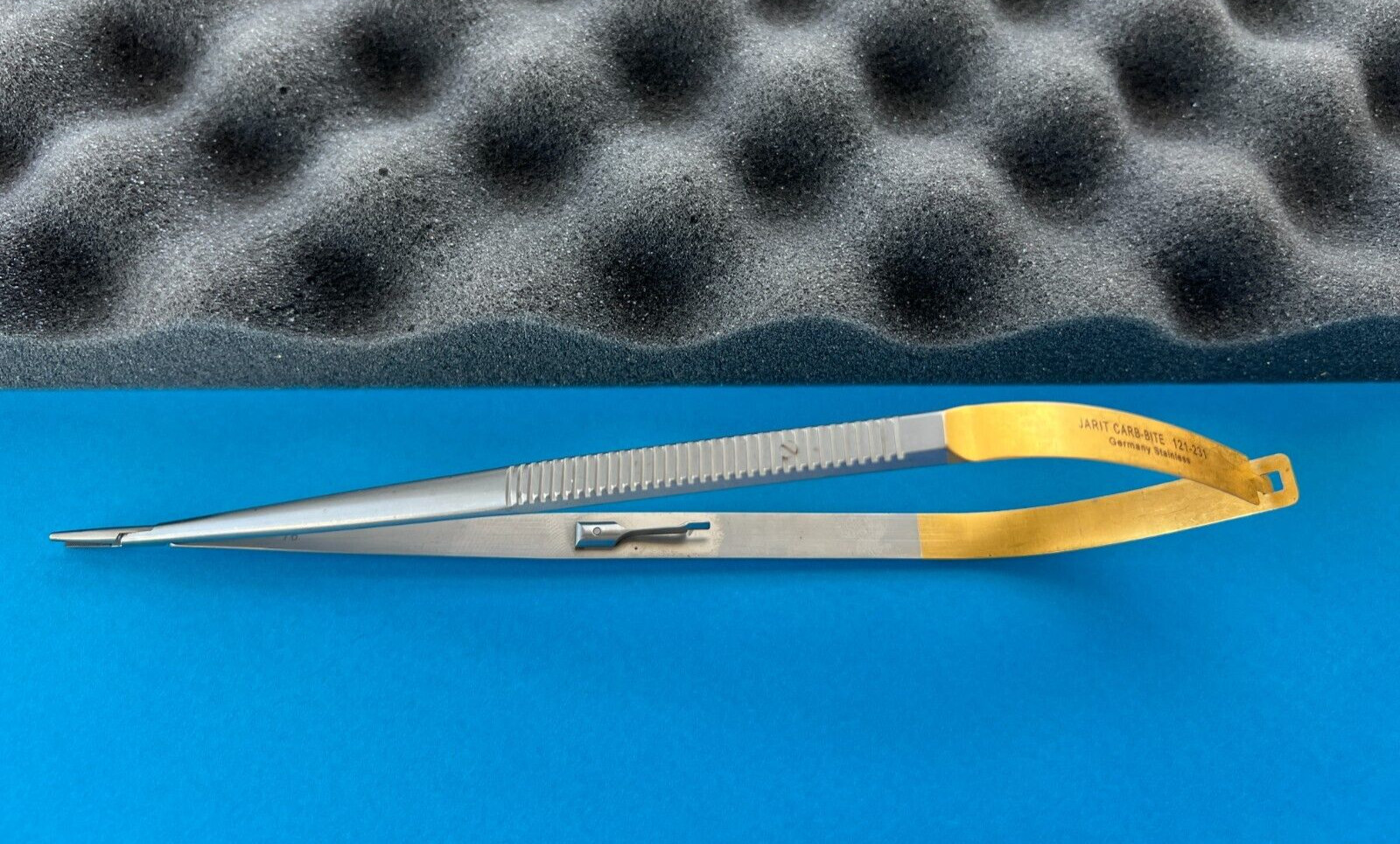 JARIT 121-231 Carb-Bite Castroviejo Micro Needle Holder w/Lock 8-1/2″ (EN-196)