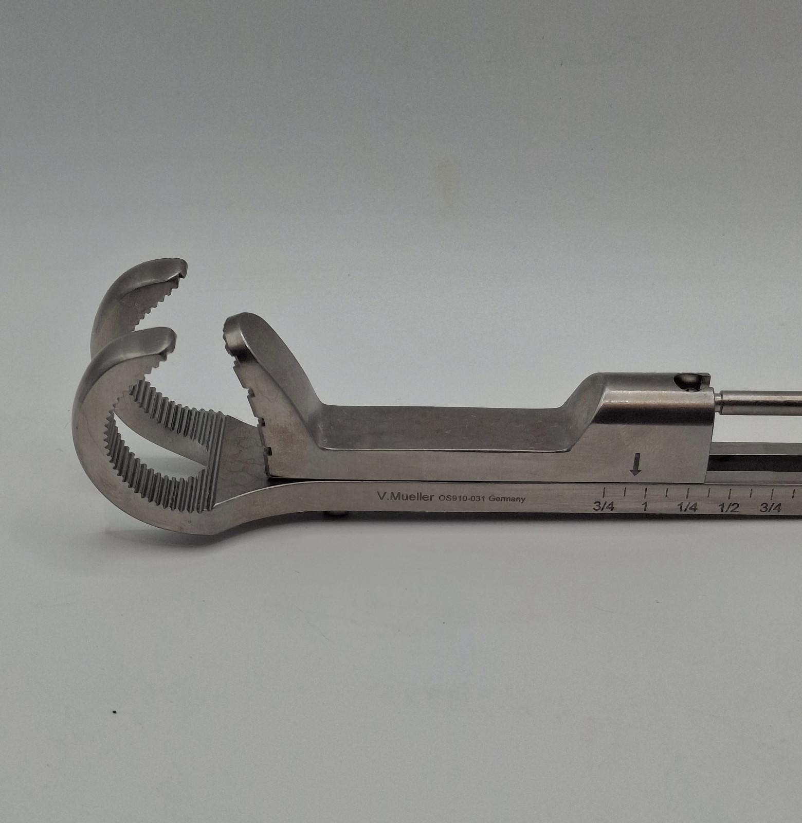 V. Mueller Lowman Bone Grasping Clamp Orthopedic Instrument OS910-032