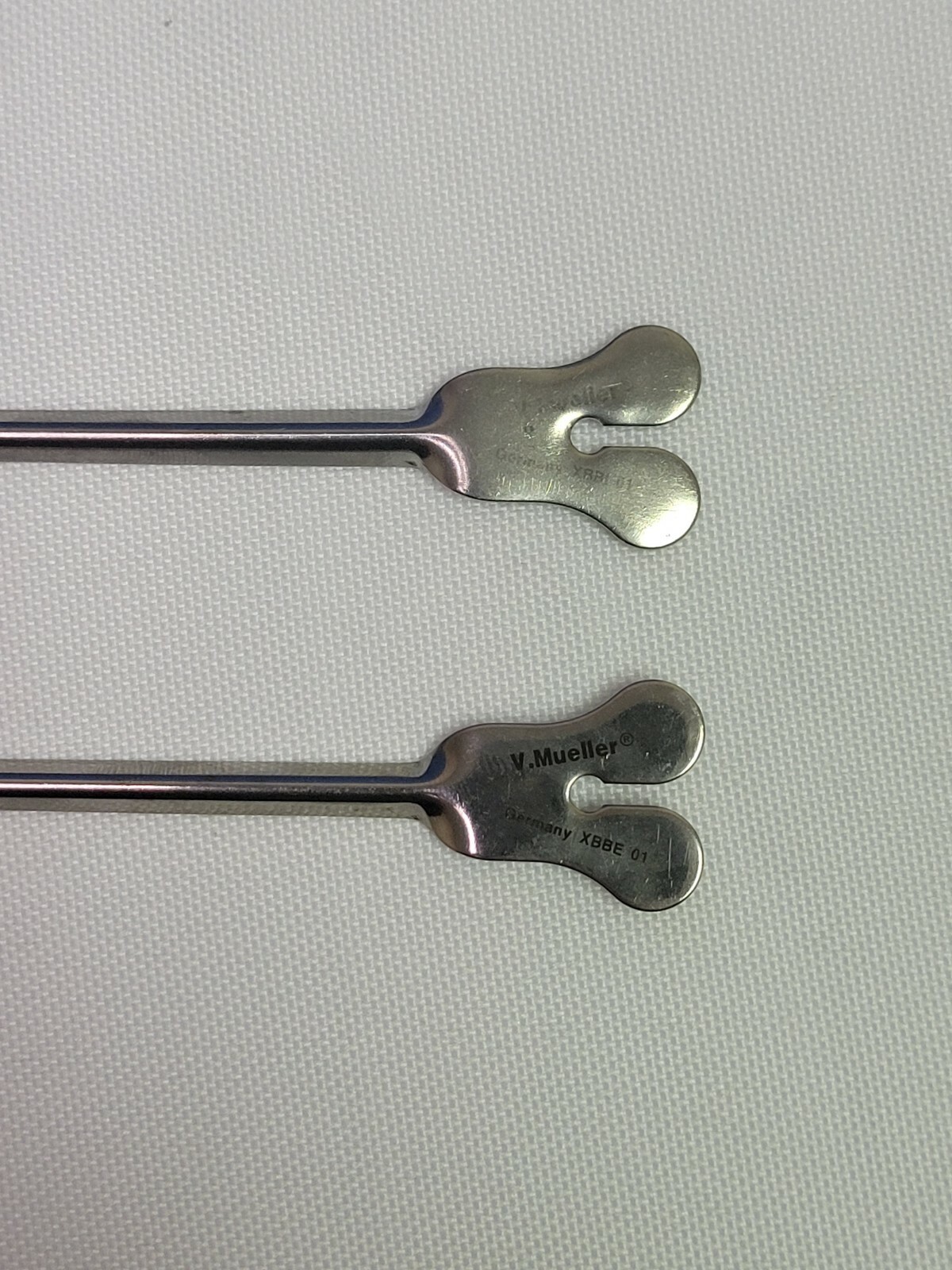 Pair of V. Mueller SU10820550 5.5″ Grooved Probe Directors Orthopedic