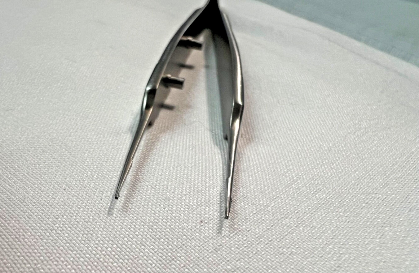Storz E1813 SUS McPherson Straight Suturing-Corneal Forceps 1×2 Teeth 3.4″ L