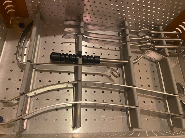 SHOULDER INSTRUEMNT SET WITH 12 PCS AND TRAY.