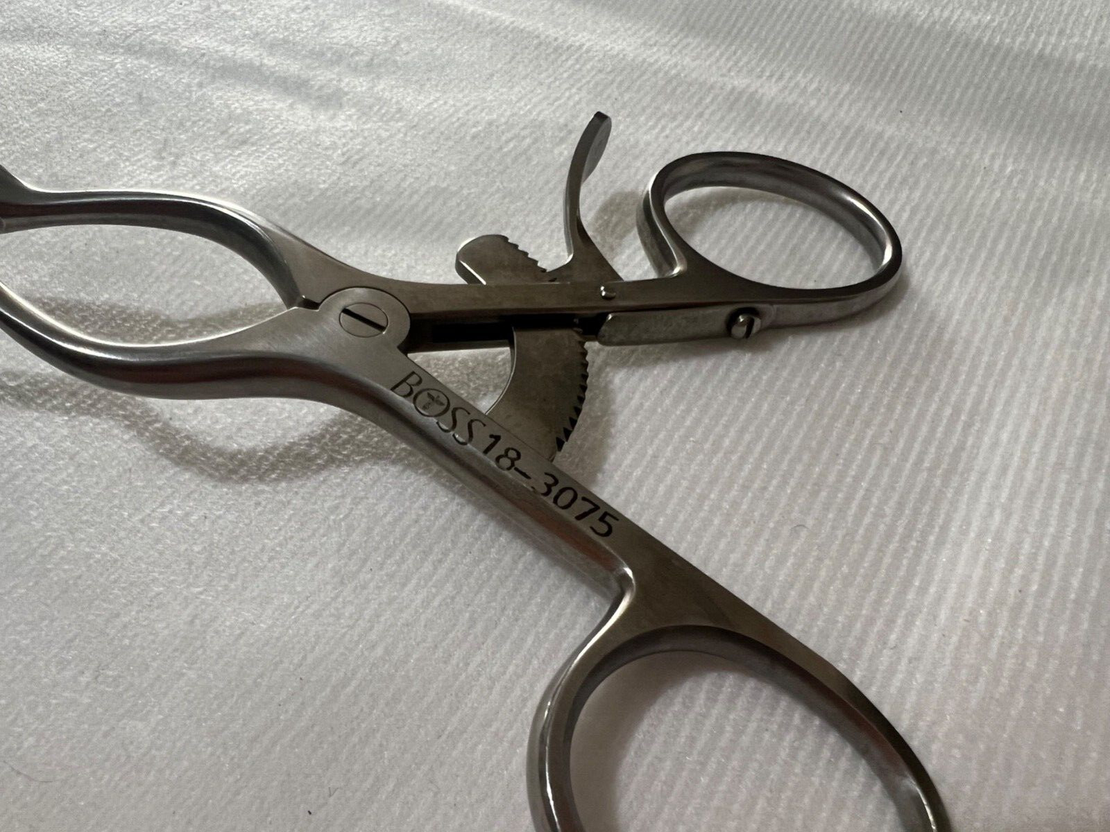 Boss 18-3075 Weitlaner Retractor w/ Hinged Arms 3×4 Sharp Prongs 6-1/2″ Length