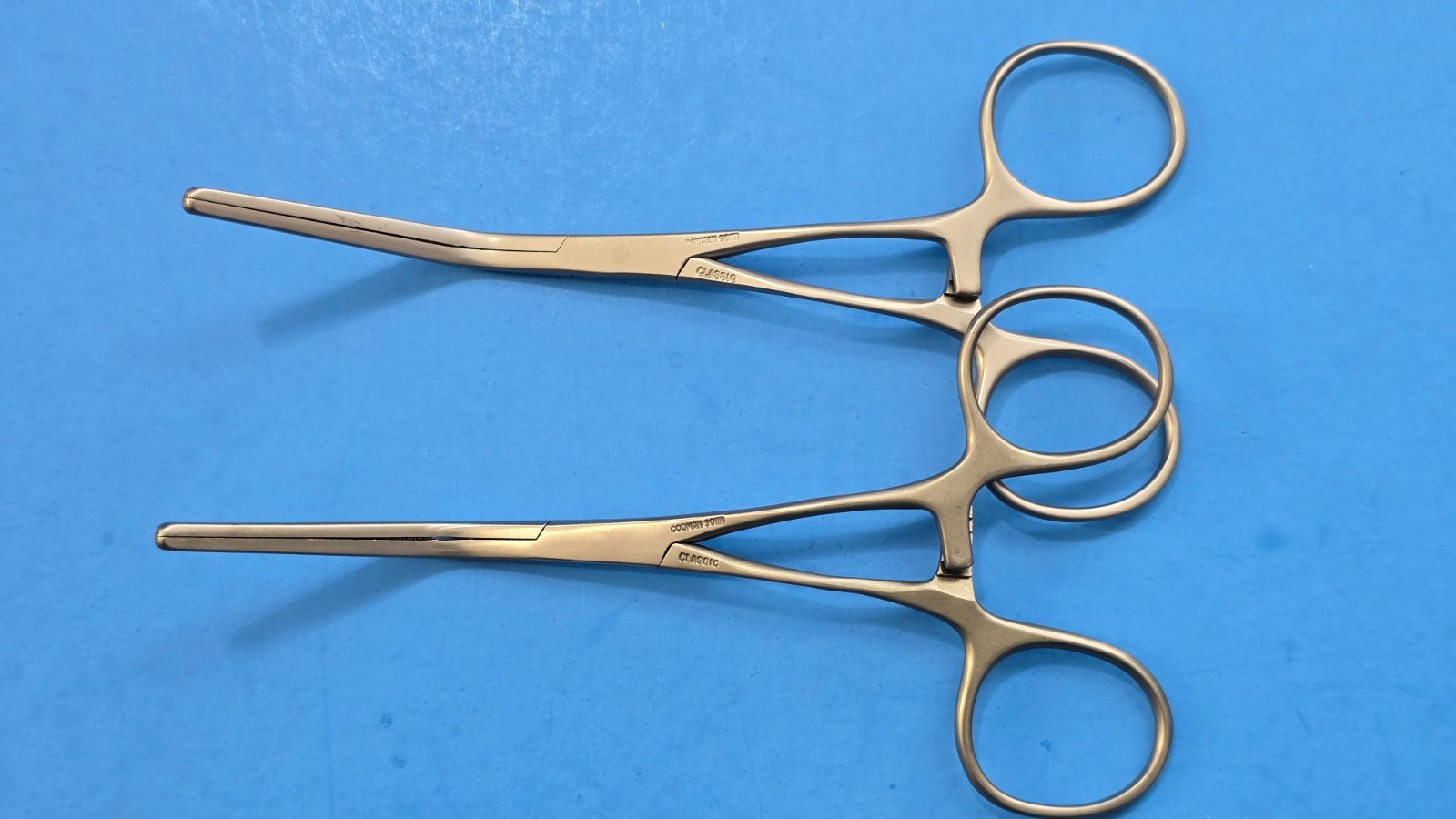 CODMAN 37-1072 Surgical Pediatric Debakey Clamp 13cm angled Jaws.