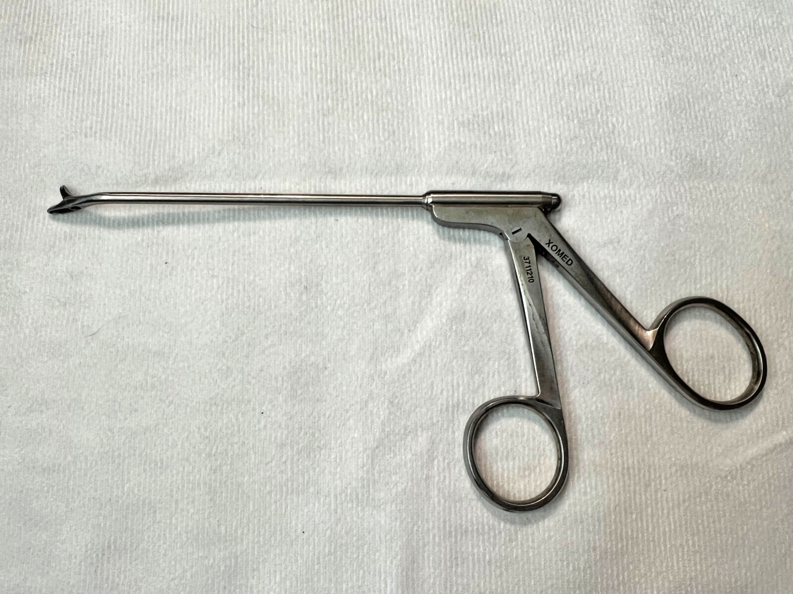 XOMED 3711210 Weil-Blakesley Thru-Cut Forcep 2.5mm Serrated Right Angle 4.5″ WL