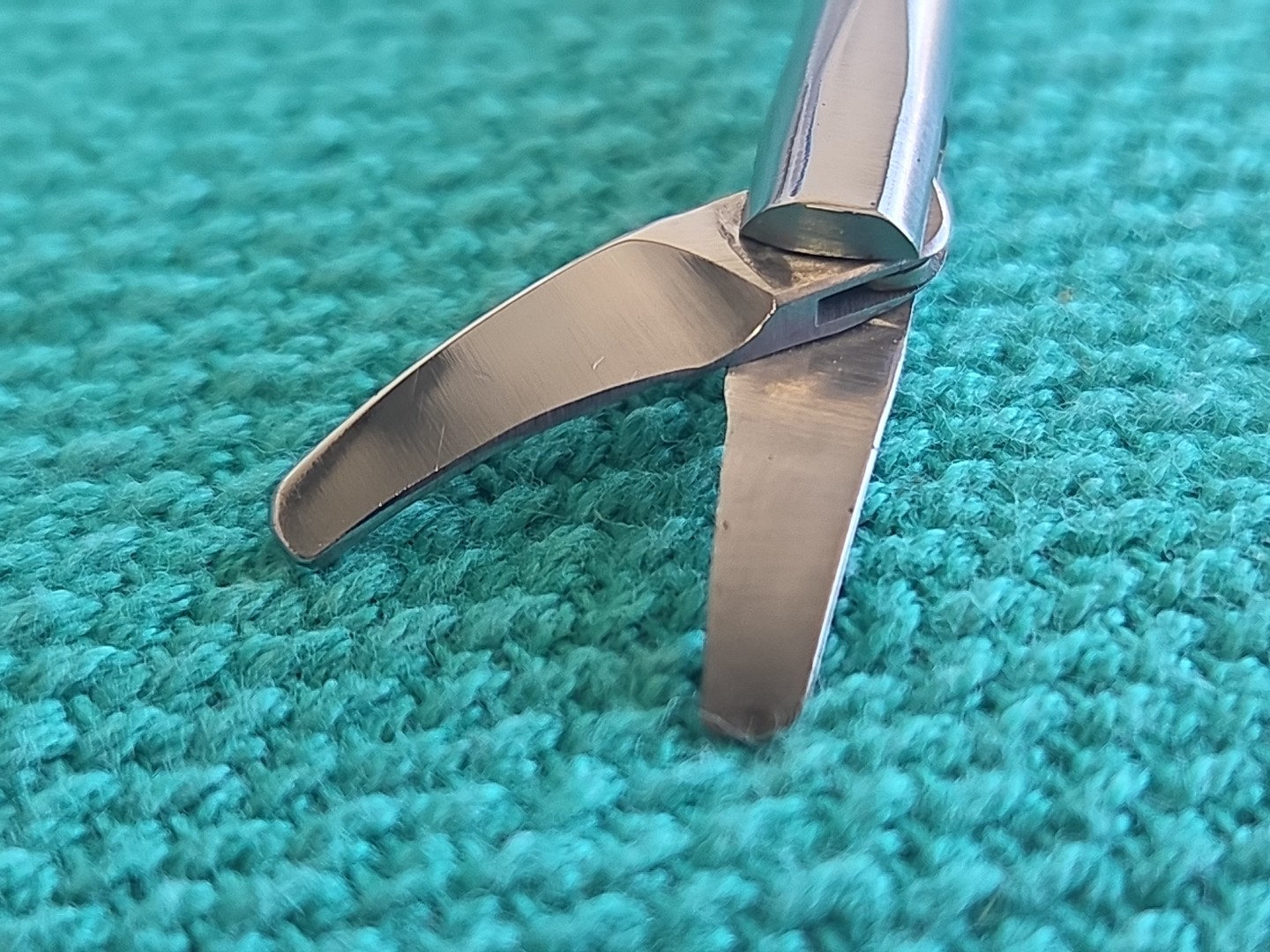 Aesculap MA600R Scissors, Adult, Curved Right, 11mm, Germany Stainless Steel