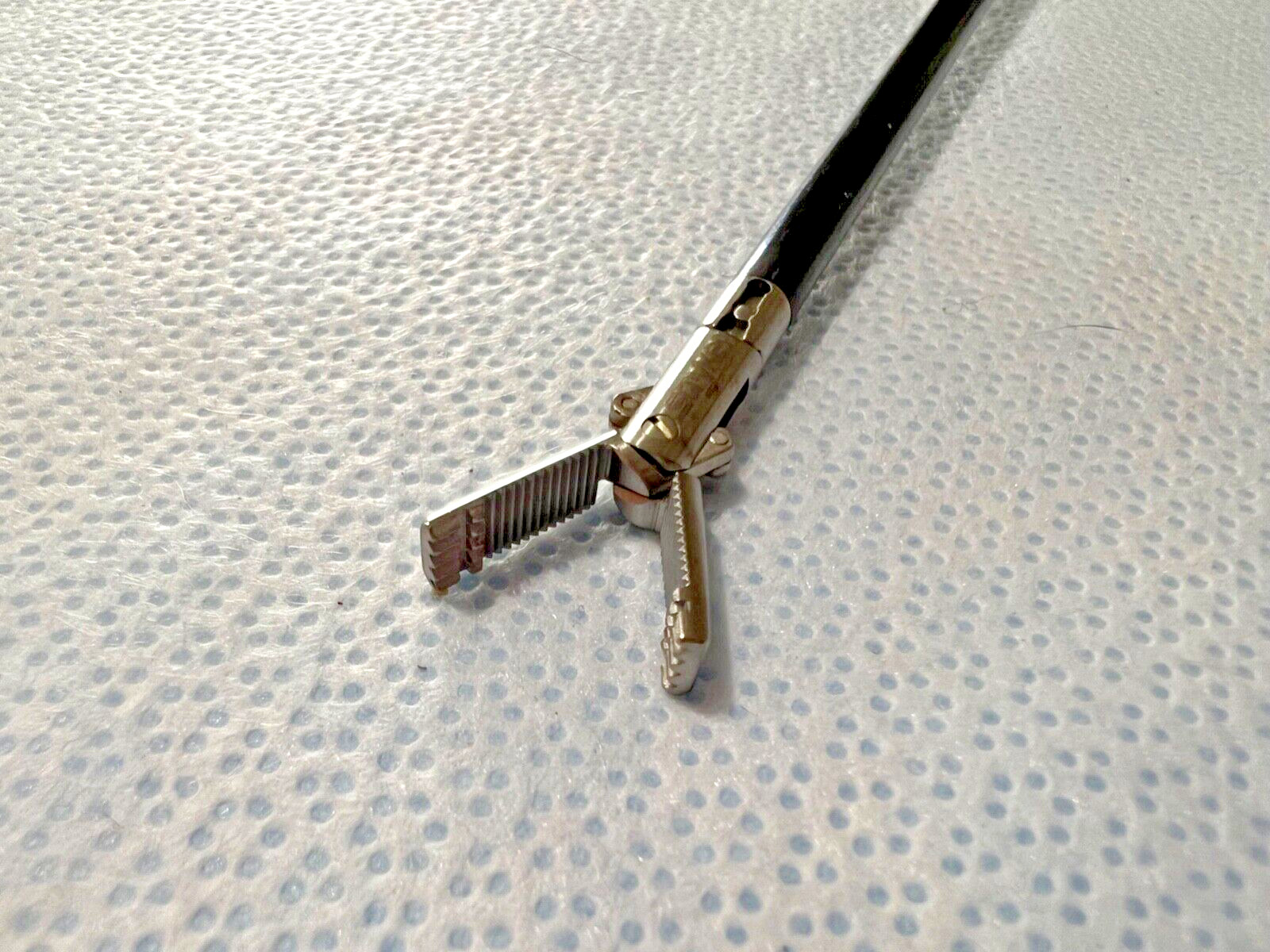 Stryker Laparoscopic Allis Tissue Grasper w/ 250-080-617 Shaft & Handle