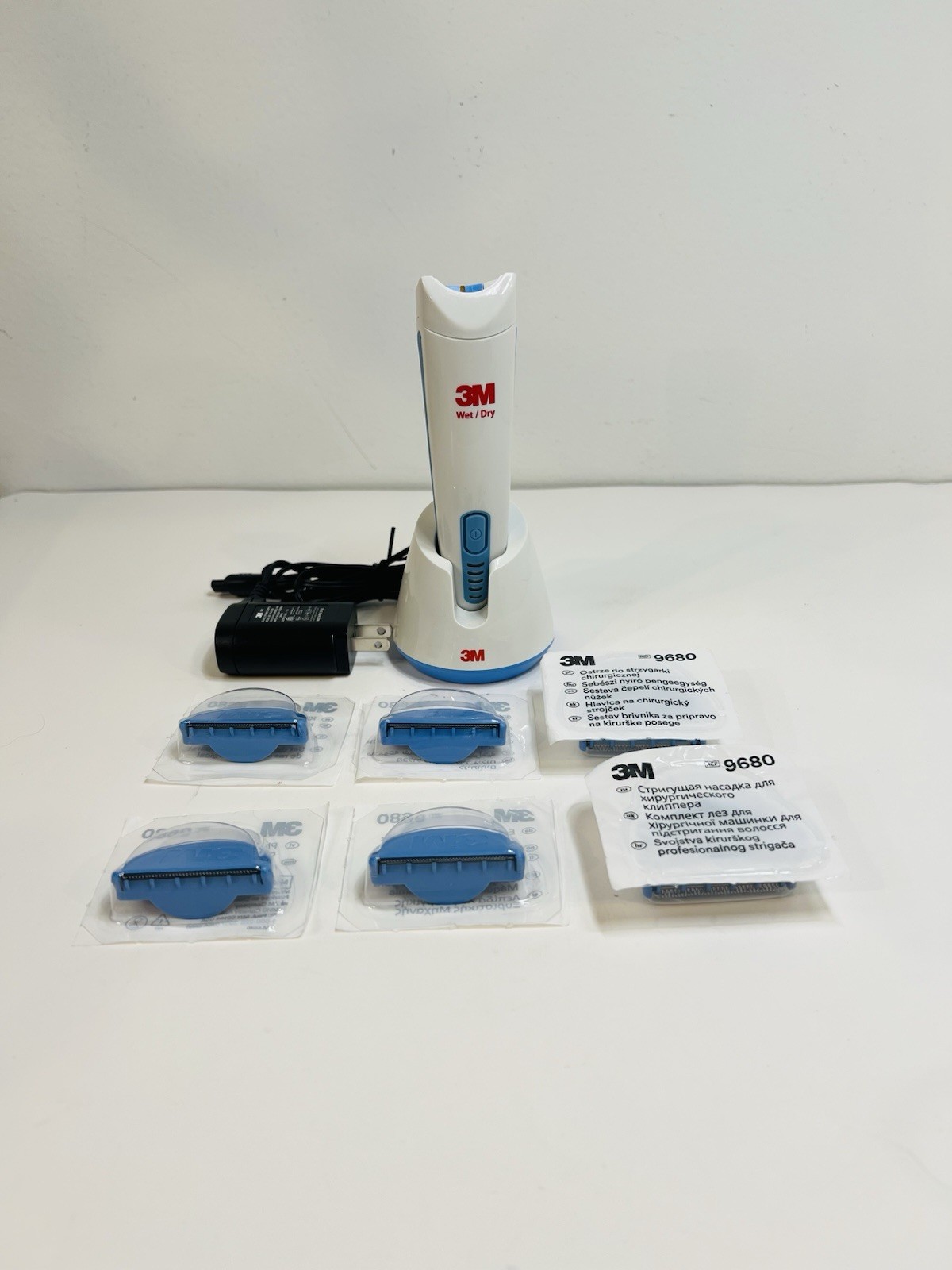 3M 9681 Surgical Clipper Shaver Drop-In Charger Stand & 6x 9680 Blades / Heads
