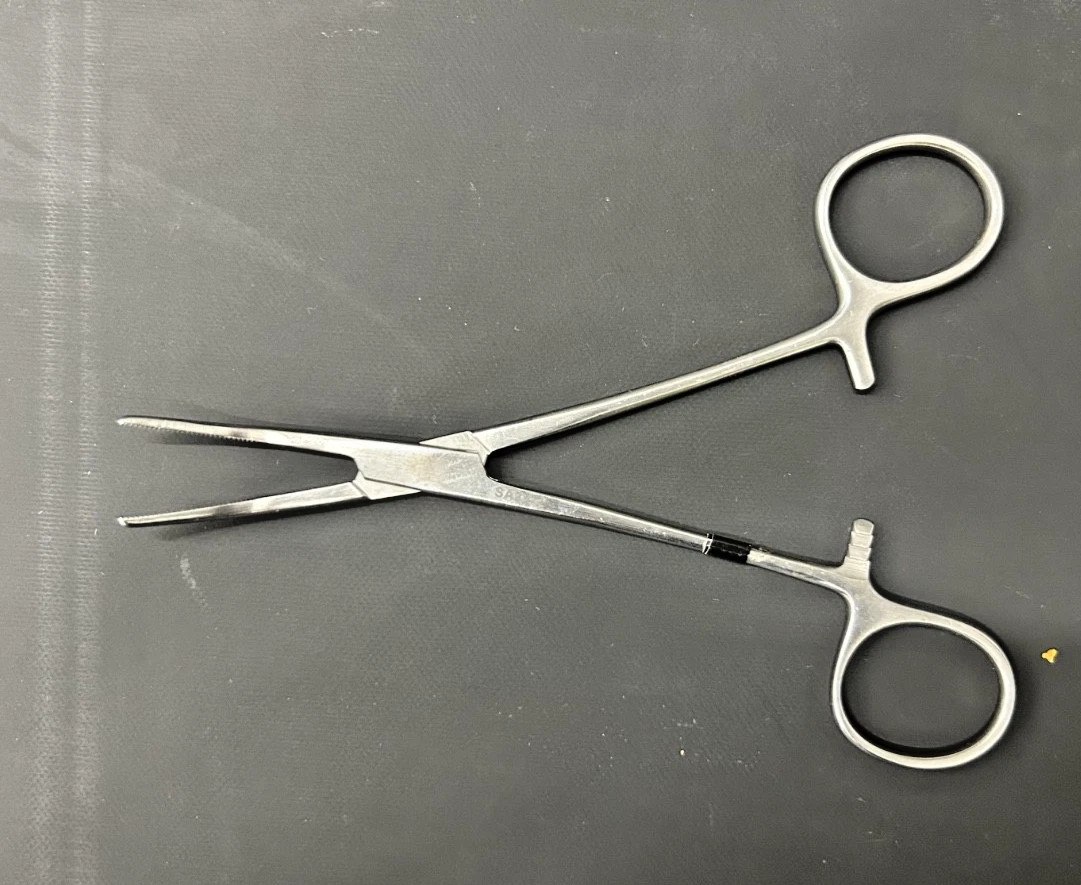V.Mueller Hemostatic Forceps Affinity Kelly 5-1/2 Inch, SA2722
