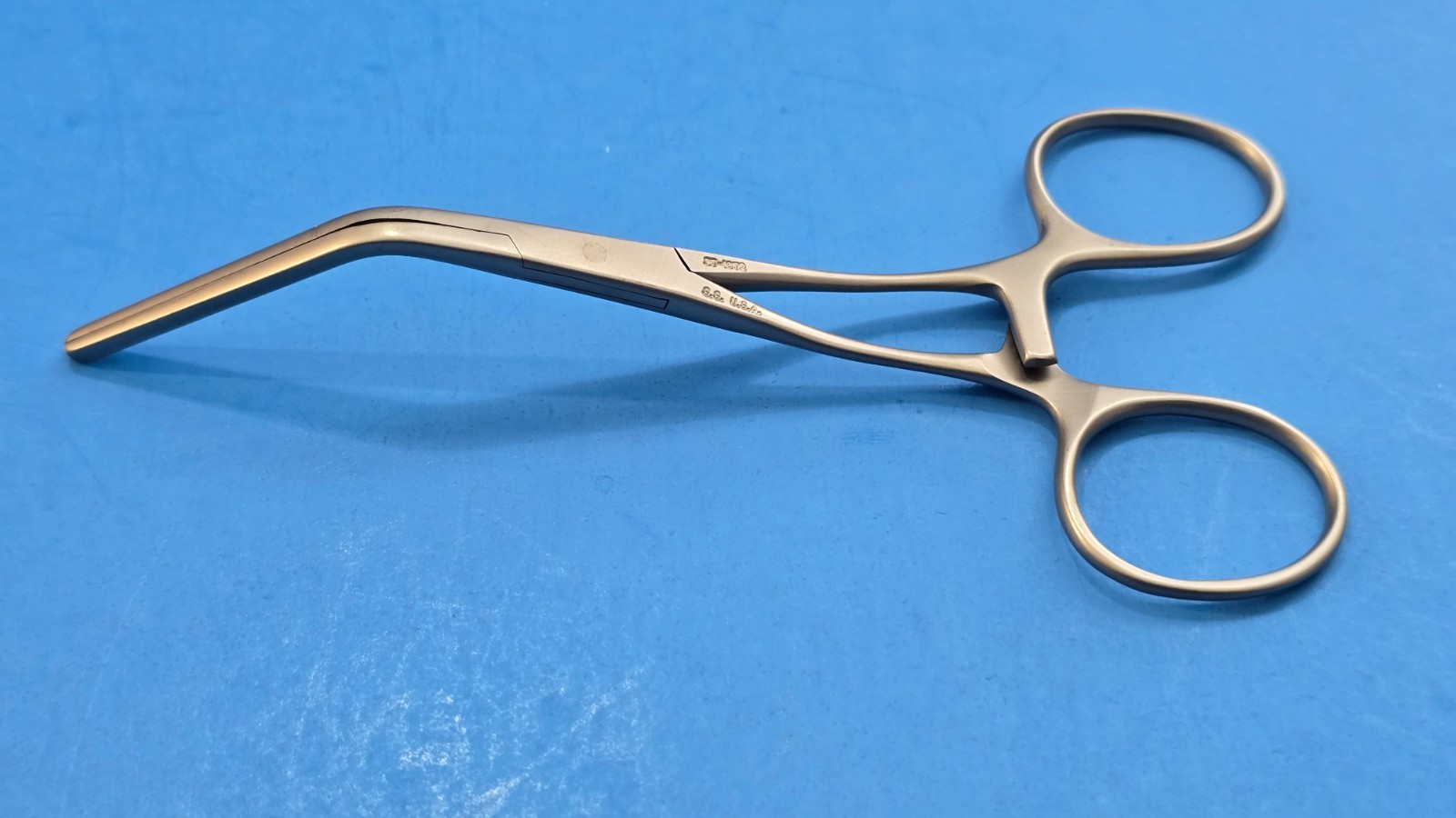 CODMAN 37-1072 Surgical Pediatric Debakey Clamp 13cm angled Jaws.