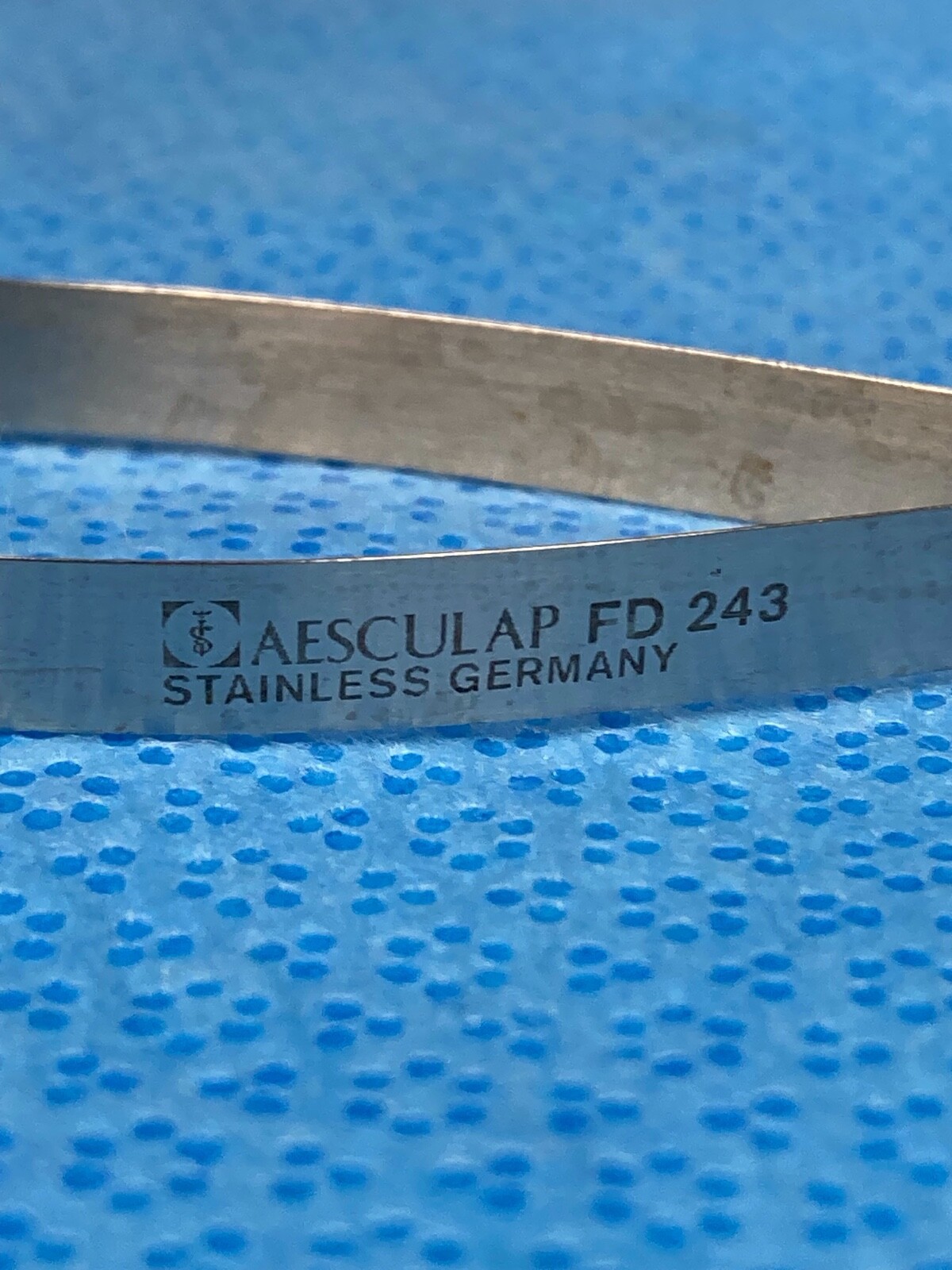 Aesculap FD243 Barraquer Locking Needle Holder 5.5″ Round Handle Ophthalmology
