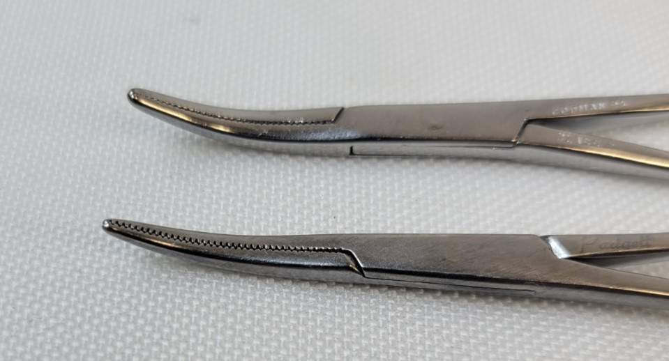 Set of 2 Codman/Padgett Mosquito Hemostatic Forceps, Curved Tips, Serrated, 4″