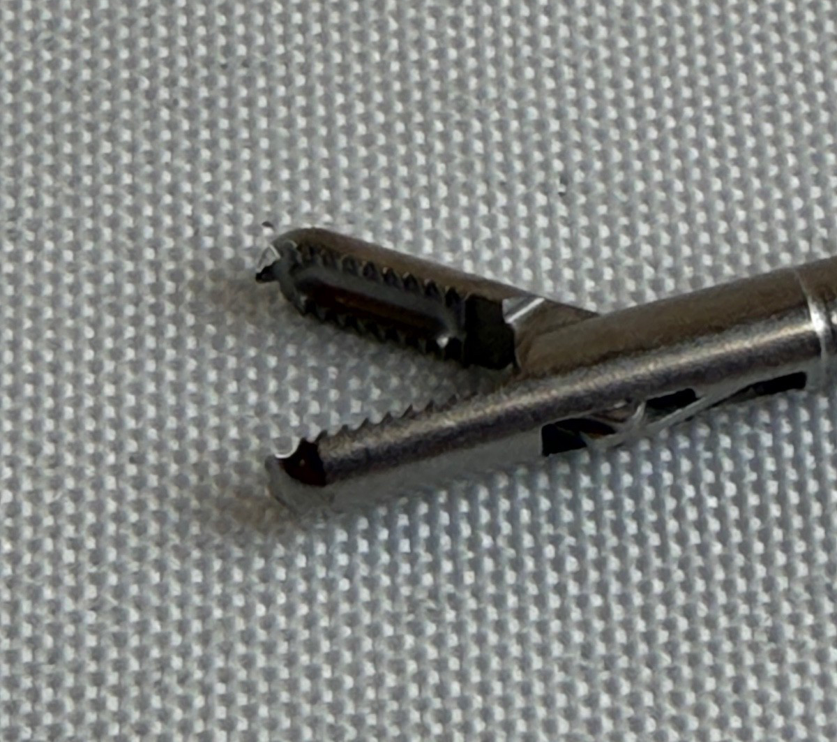 Shutt Linvatec 11.1002 3.3mm Shaft Alligator Grasper w/ Ratchet Arthroscopic