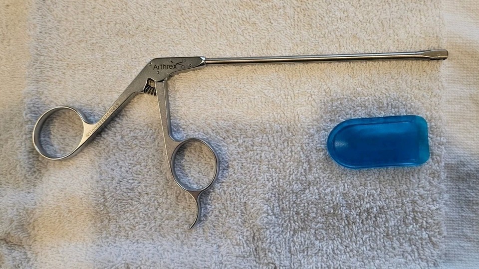 Arthrex AR-13250 Open Ended Front Notch Suture Cutter – 2.5–5.5mm, 6.25″