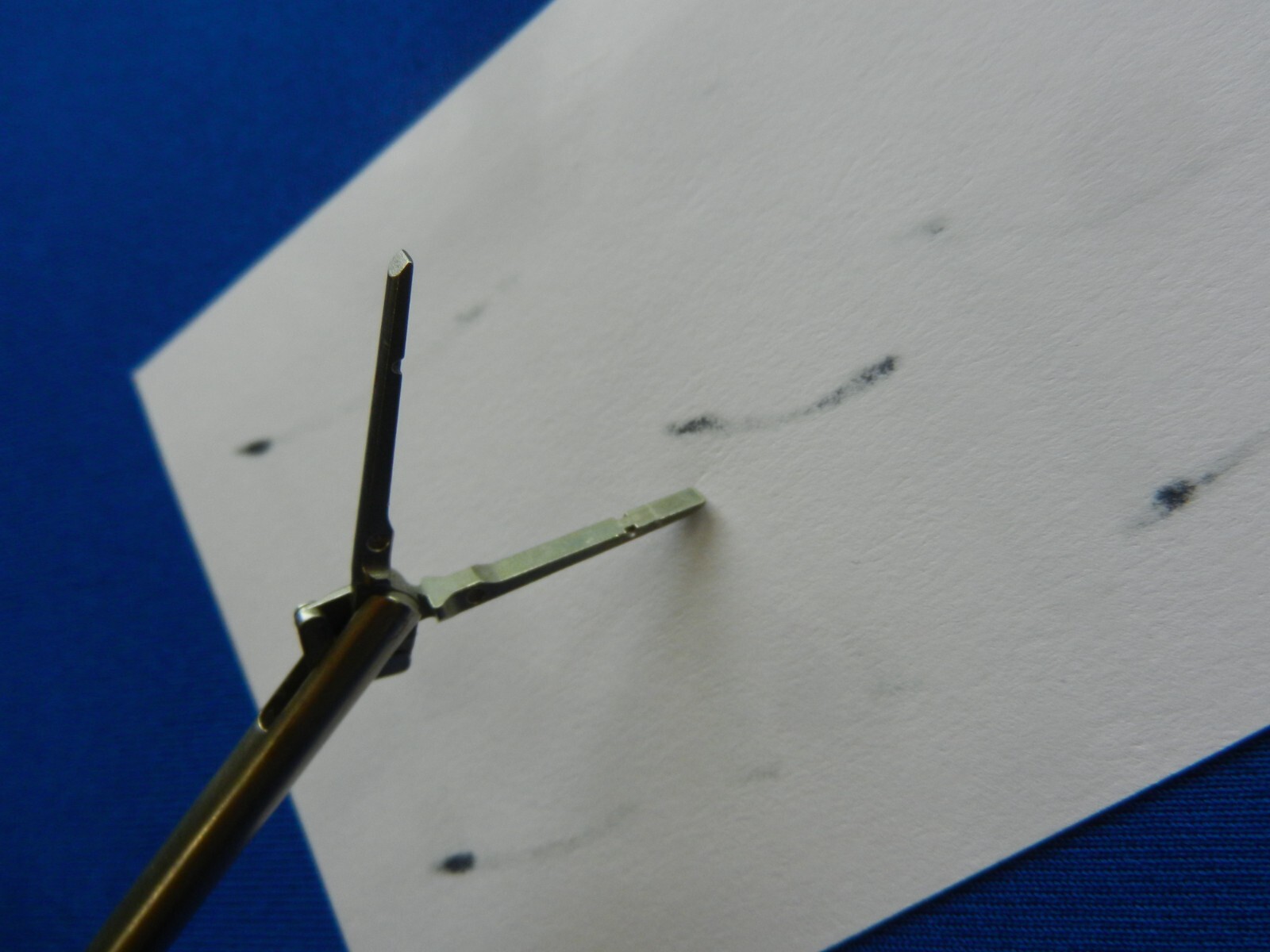 E1459 Applied Medical Laparoscopic A-Trac 5mm x 38cm Delicate Grasper C5207