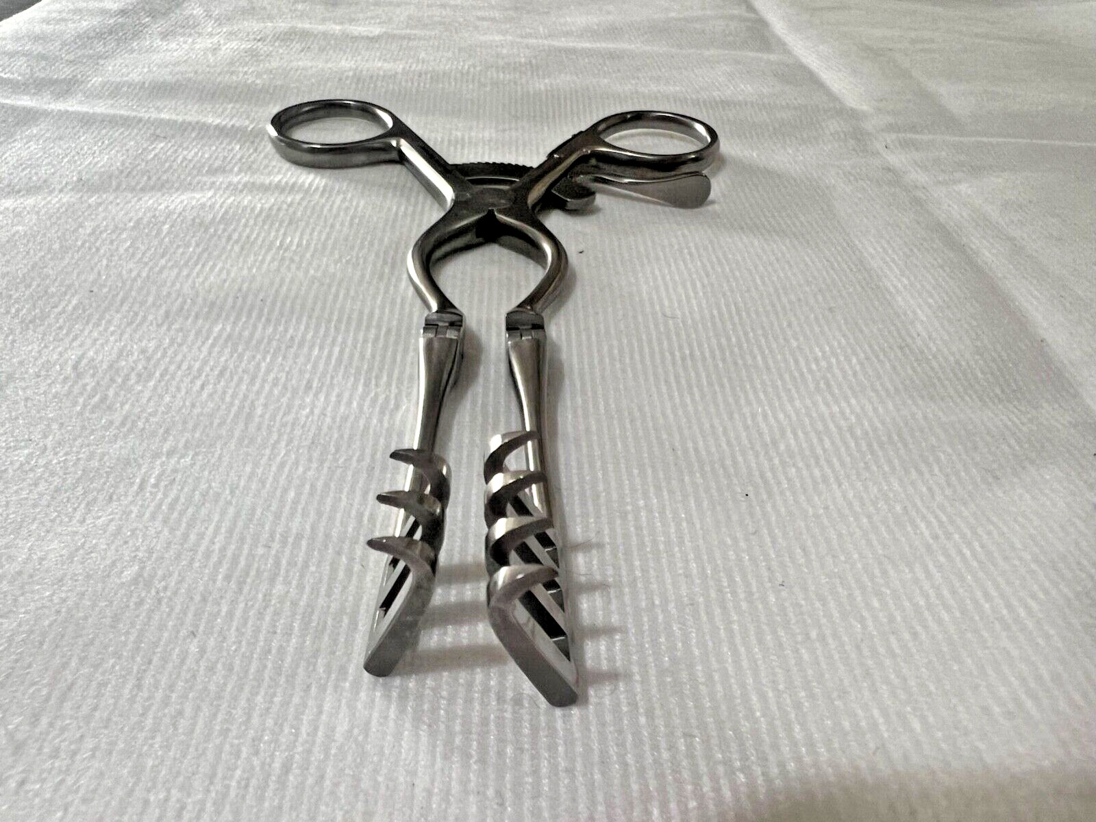 Boss 18-3075 Weitlaner Retractor w/ Hinged Arms 3×4 Sharp Prongs 6-1/2″ Length