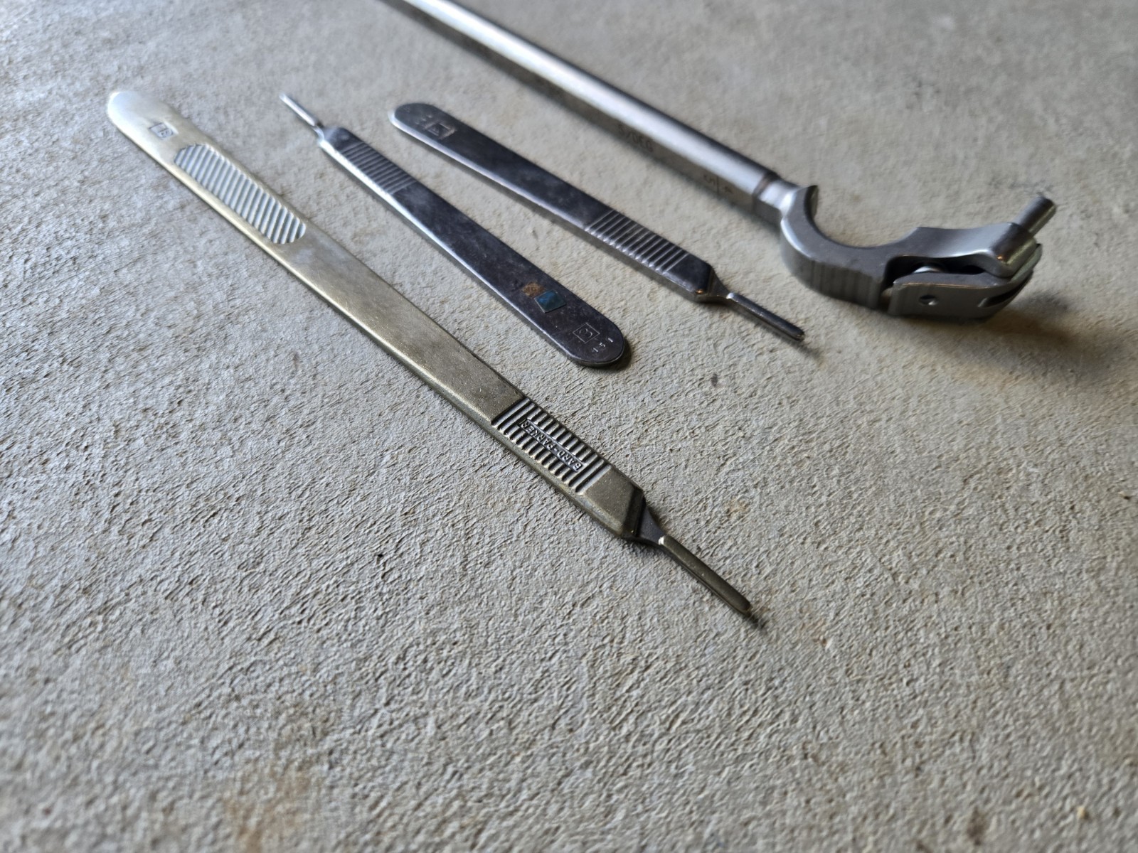 3 Scalpel Handles Bard Parker/ Konig/ Van Mueller & Depuy Tibial Jig Part