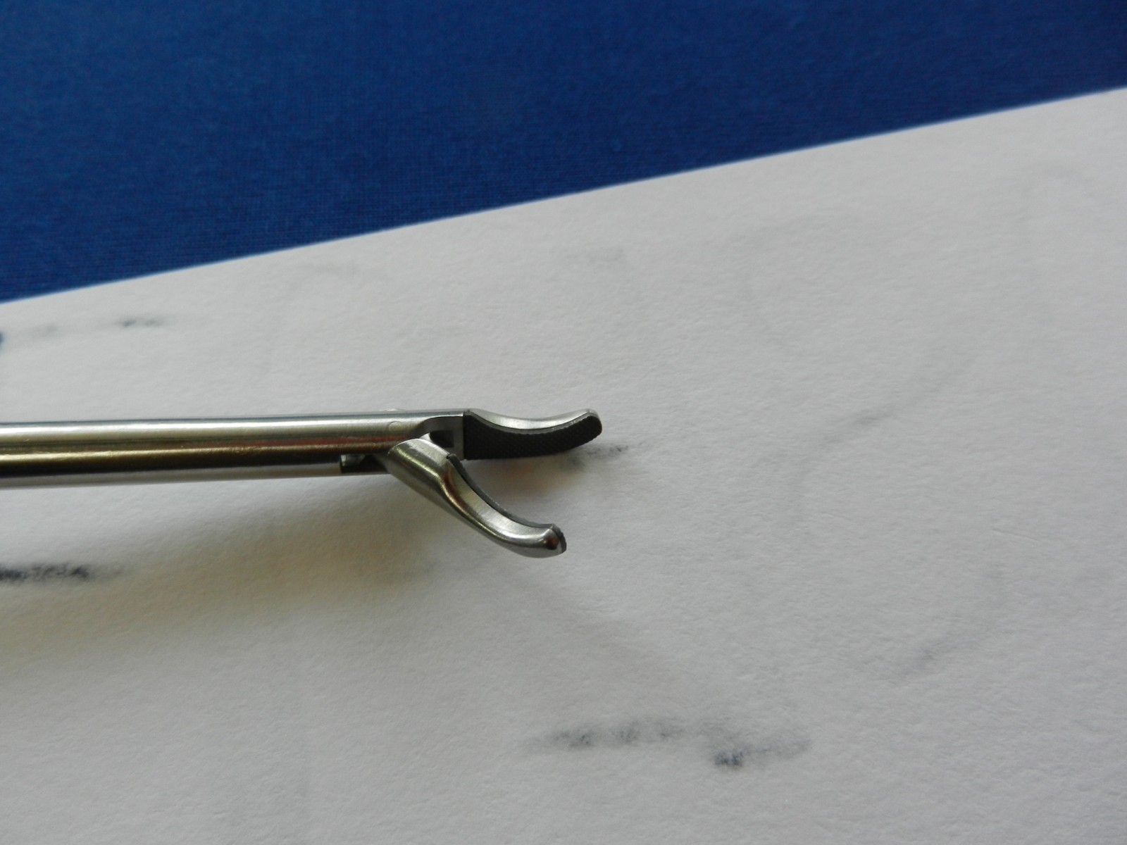 E6780 Snowden Pencer 90-7008 Left Curved Laparoscopic Needle Holder 5mm x 32cm