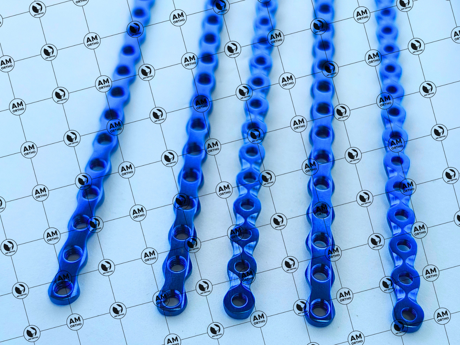 Ṿeterinary 2.0mm ÀLPS-II Ĺocking Ṕlates 20Holes With LCP Screw 77Pcs Set Ti