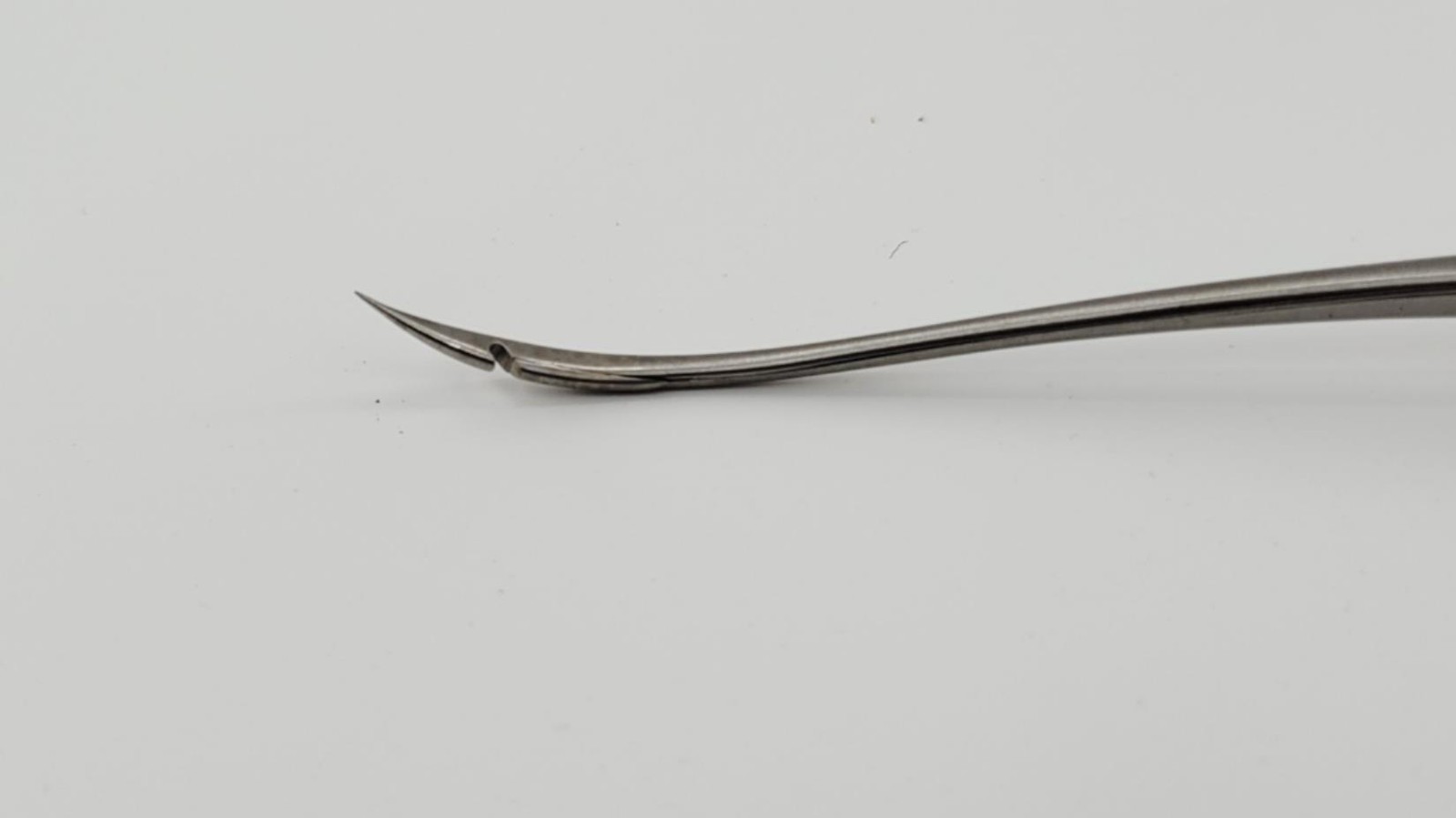 Aesculap BM712R Reverdin Slightly Curved Sharp 7-3/4″