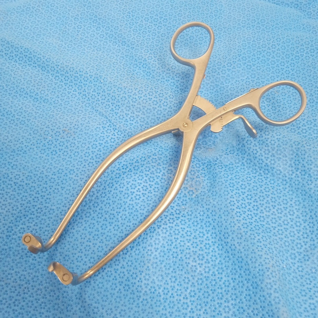 V. Mueller RH-2650 McCabe Self-Retaining Antral Retractor w/ Center Blades
