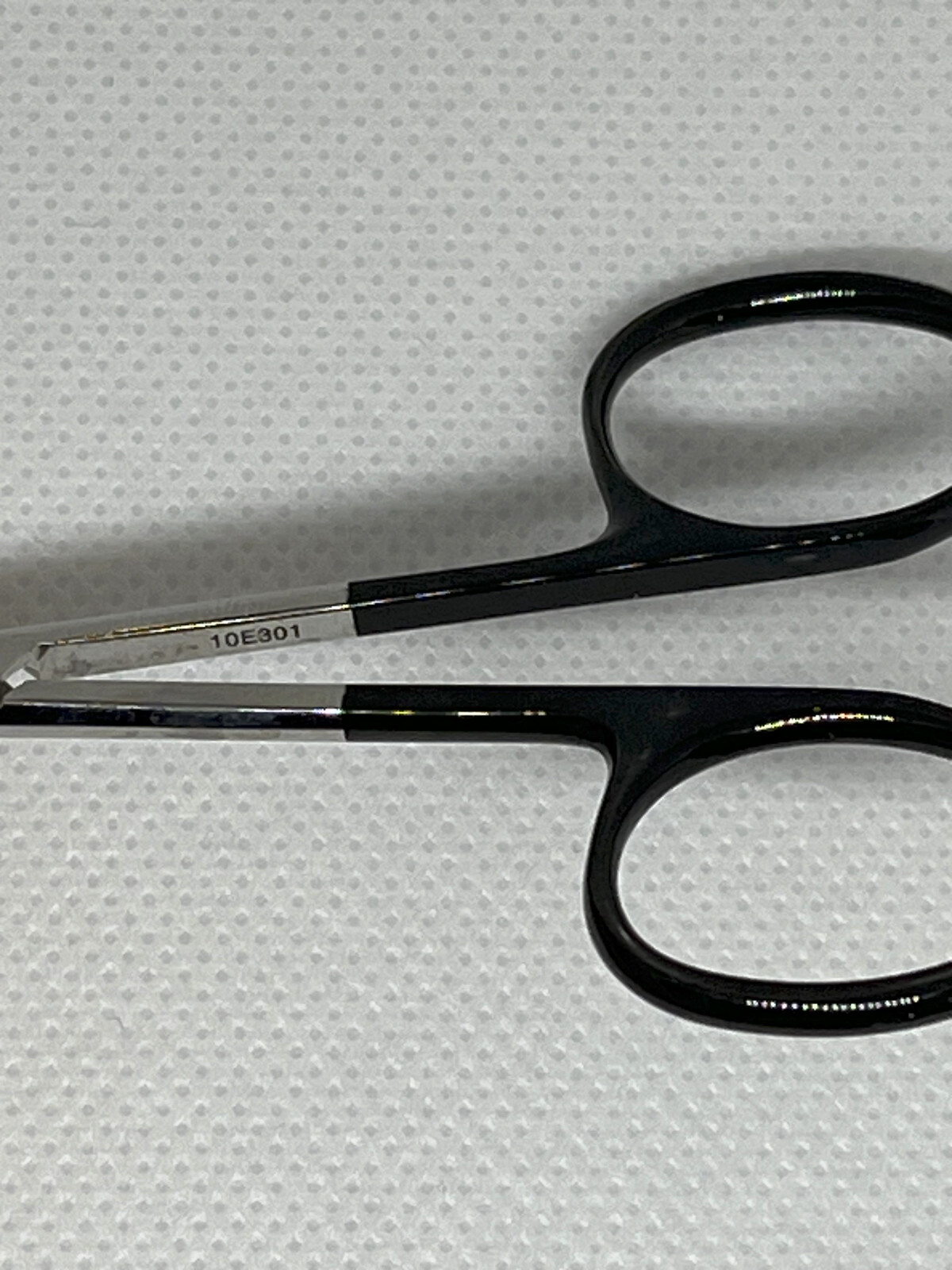 FST Fine Serrated Scissors, 3.5″ Length, 0.79″ Curved Cutting Edge, Excellent