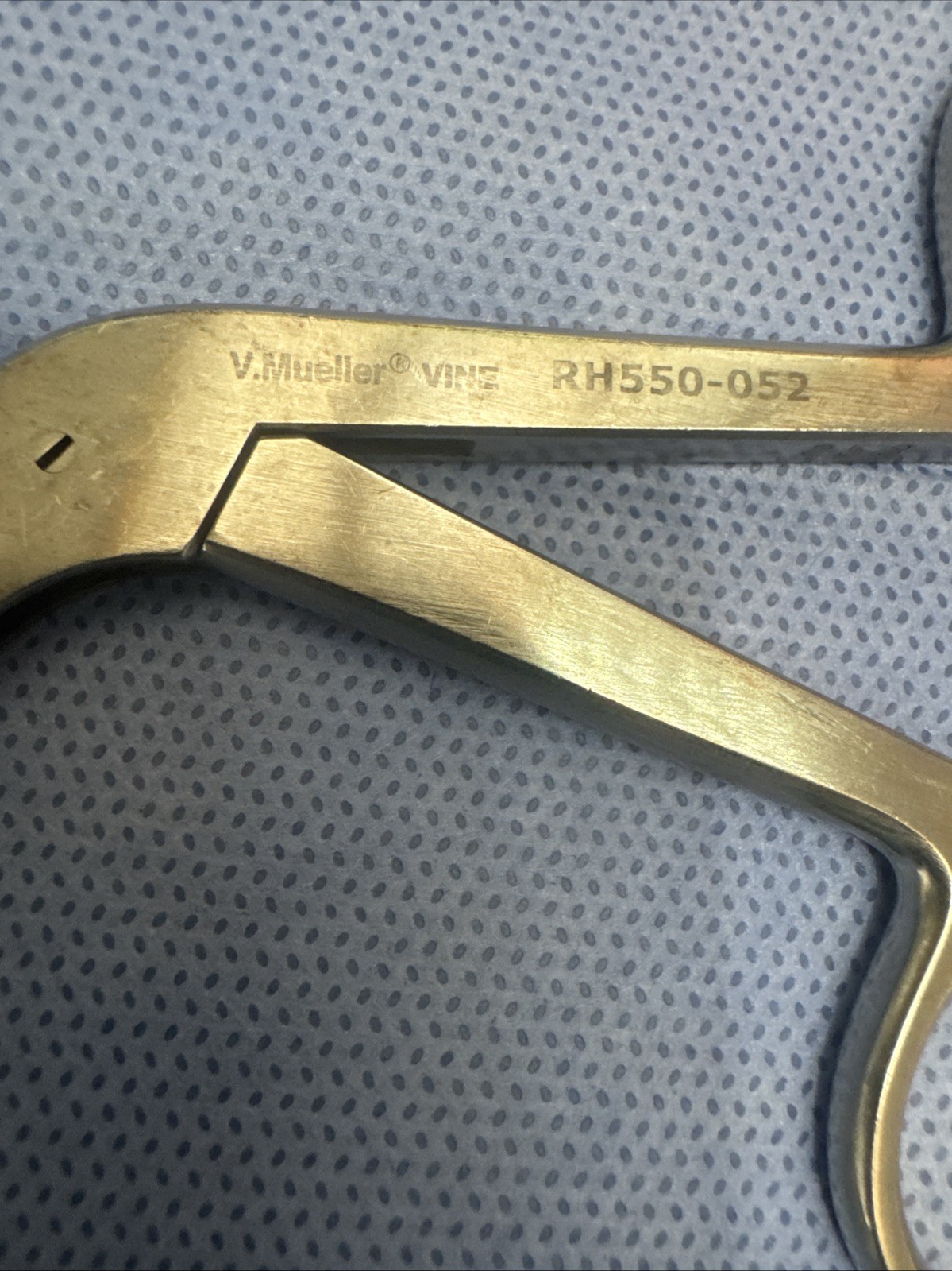 V. Mueller RH550-052 Nasal Scissors, Serrated Blades, Curved Right, 5-1/8″