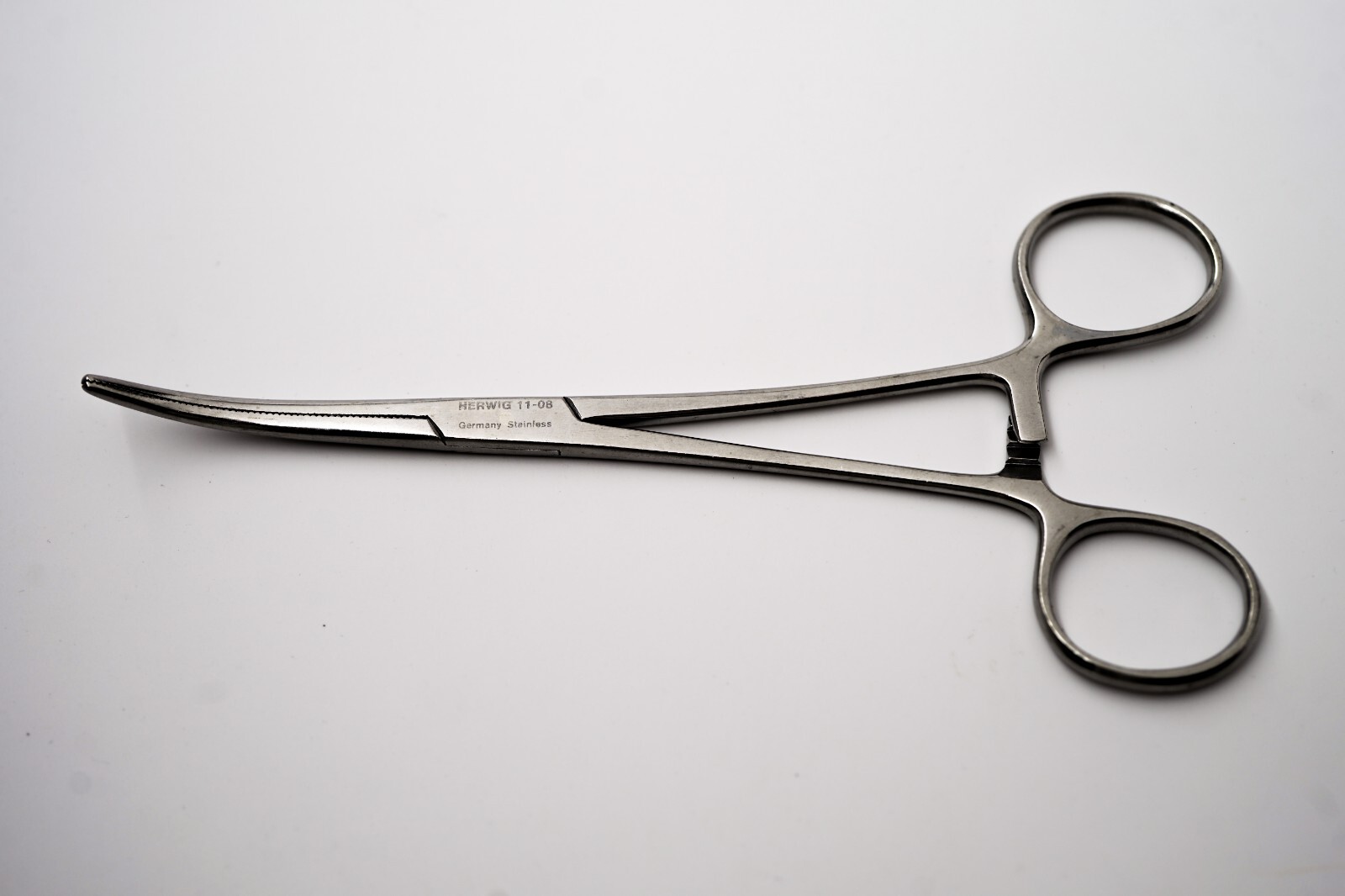 Herwig 11-08 Serrated Curved Nose Serrated Hemostatic Forceps 6.25″ Used