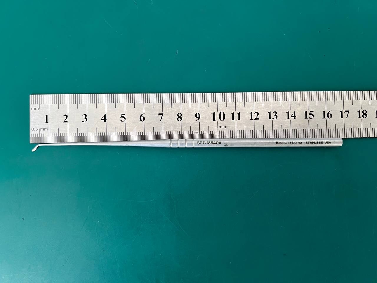 BAUSCH&LOMB SP7-18640A Perkins dissector, 45 degree, curved left