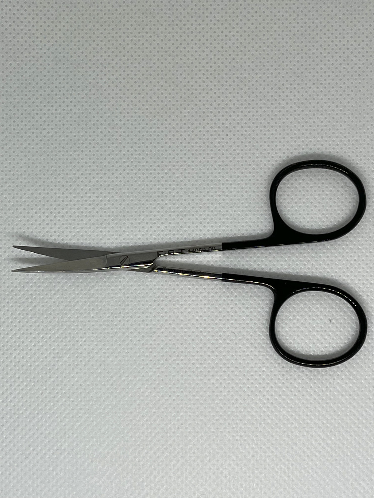 FST Fine Serrated Scissors, 3.5″ Length, 0.79″ Curved Cutting Edge, Excellent