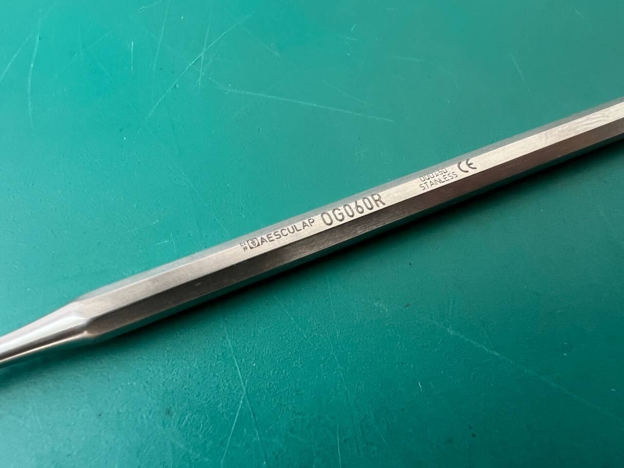 Aesculap OG060R Dissector, curved to left, 160 mm (6 1/4″), small, tip: sharp
