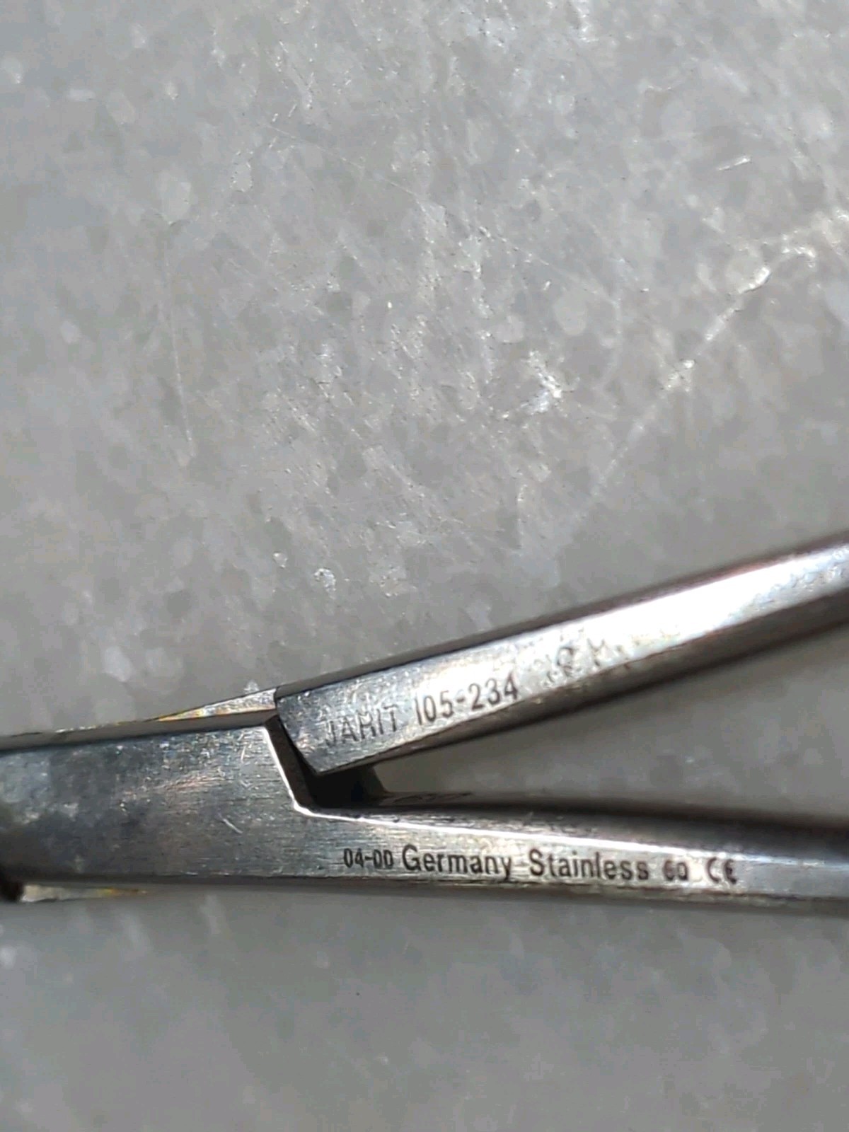 Jarit 105-234 Hemostat Forceps
