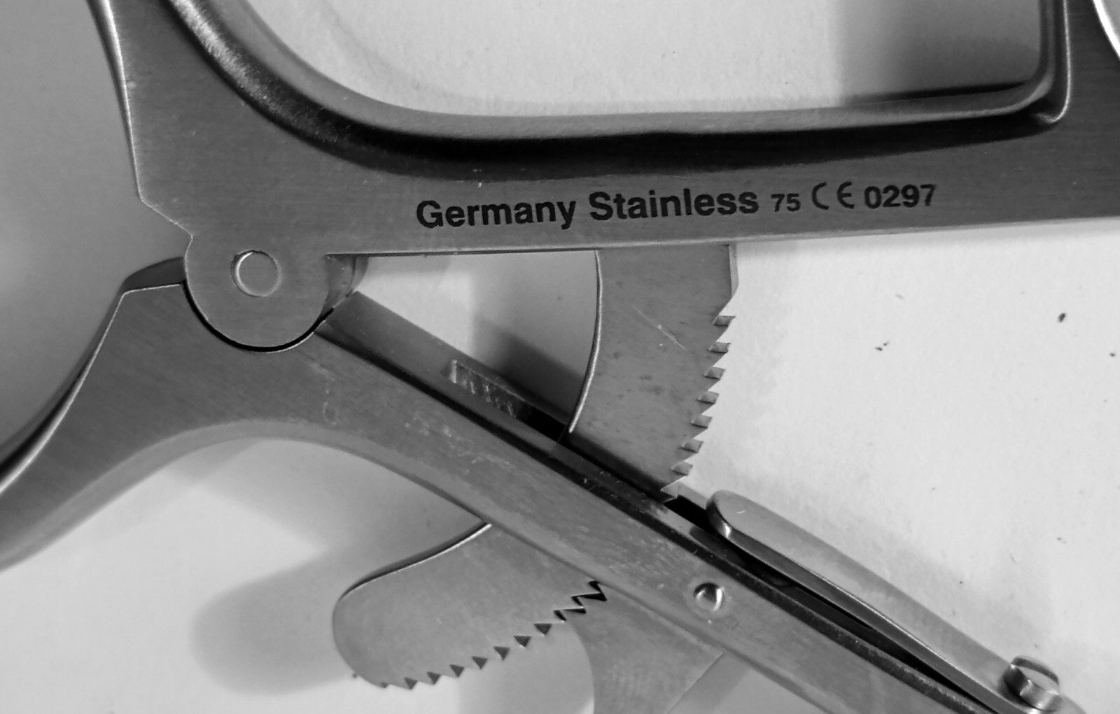 Ruggles RN 2614 Self-Retaining Retractor Hinged Blades Ratchet- Ring Handles