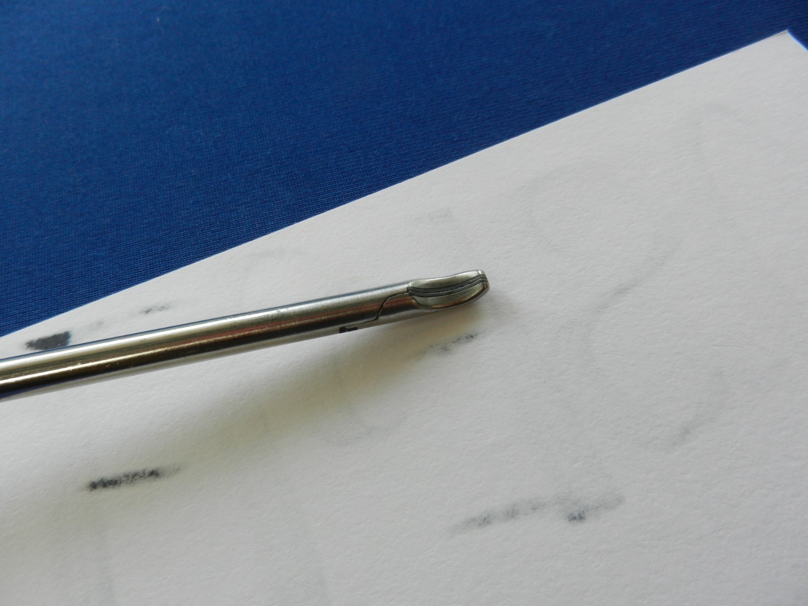 E6780 Snowden Pencer 90-7008 Left Curved Laparoscopic Needle Holder 5mm x 32cm