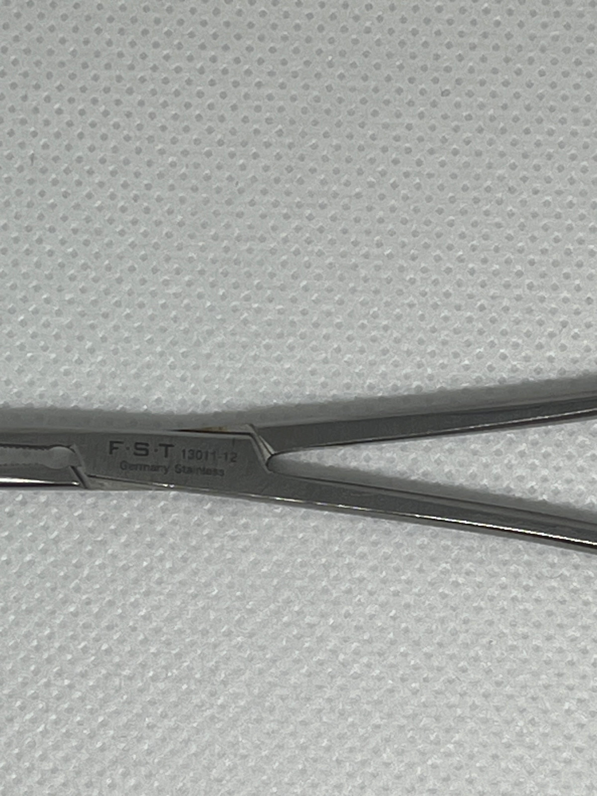 FST Hemostatic Forceps, 5″ Length, Serrated Curved 3/4″ Jaws, Excellent