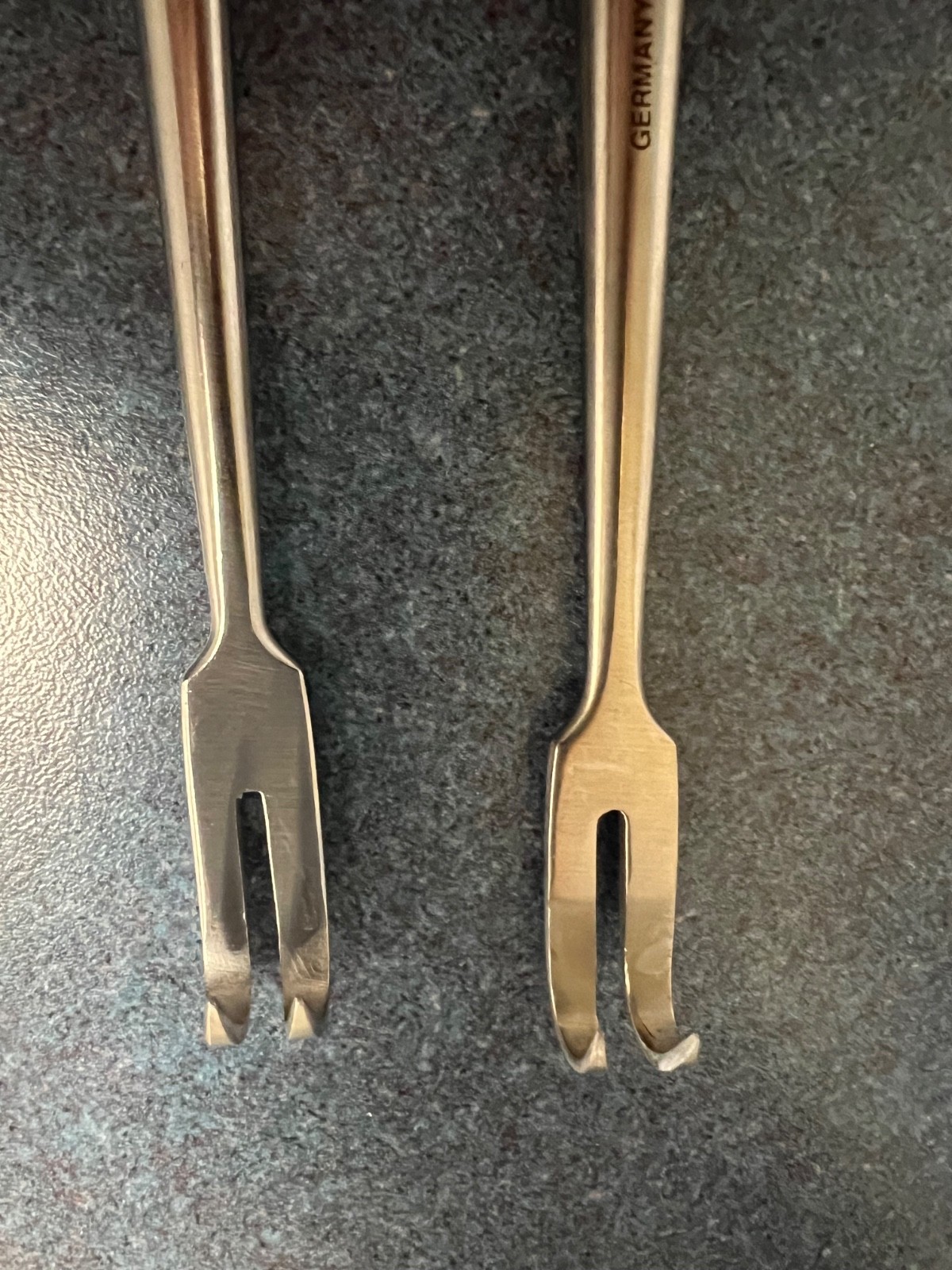 BOSS 8″ Volkman Retractor – 2 prongs sharp (18-1005)