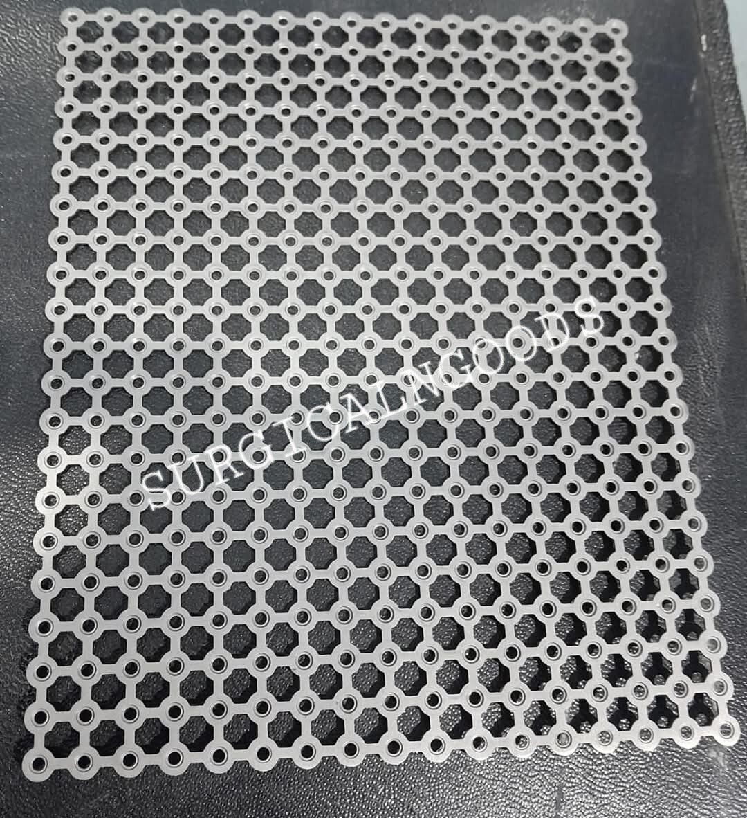 Craniofacial Titanium Mesh Skull Plate 150×150 3pc Cranioplasty with Screws 20pc