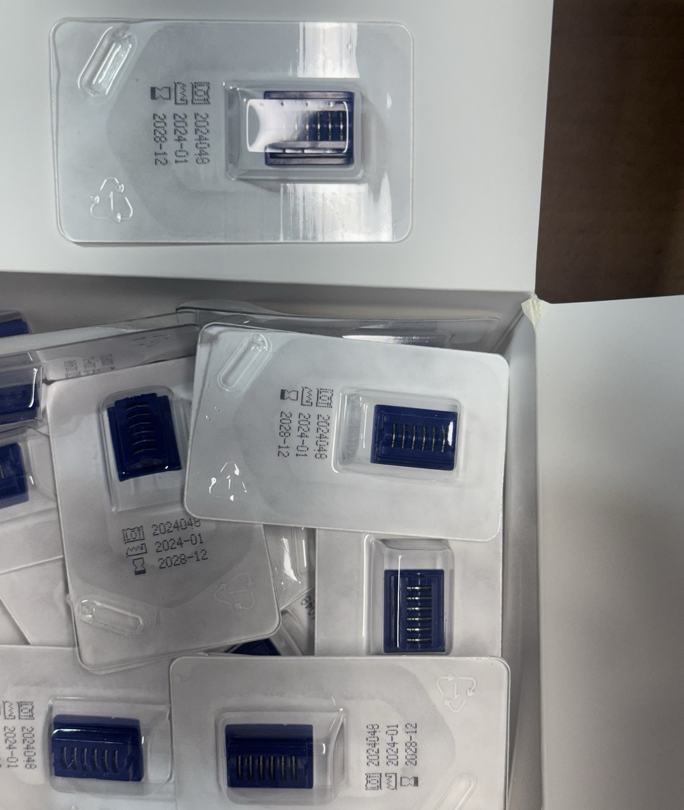 Box Of 20 Blue ,Small Ligation Clips For LaparoscopyApplicator,lot2024048,Lt100