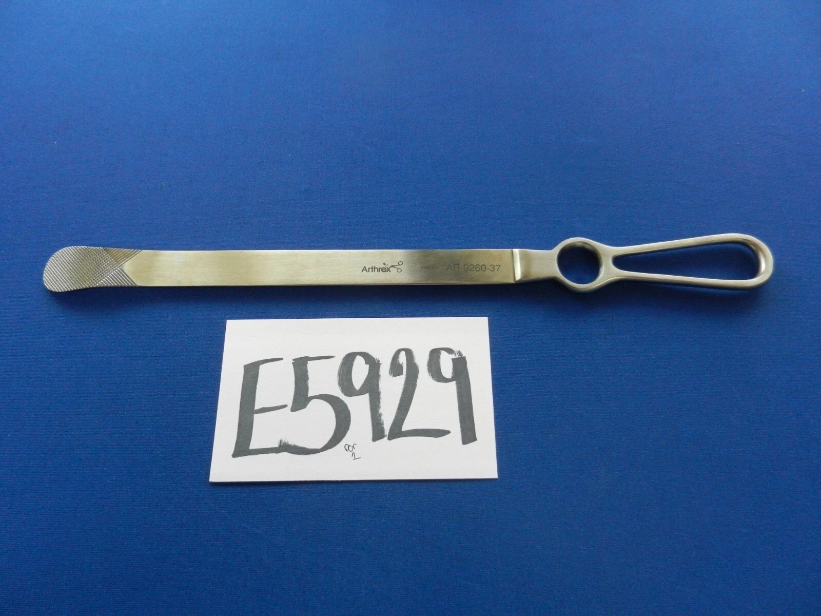 E5929 Arthrex AR-9260-37 Darrach 1″ Wide Blunt Serrated Elevator 14″ Length