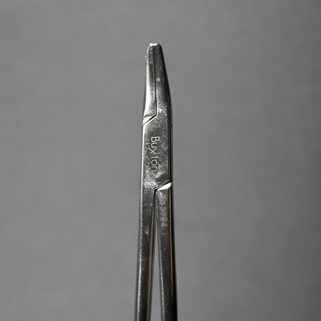 Buxton 24-5924 Heaney Needle Holder Curved Serrated Carbide Jaws 205 mm (8 in)