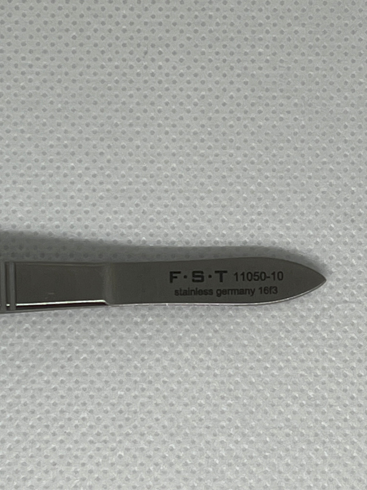 FST Graefe Serrated Forceps, 3.9″ Length, 1/32″ Tip, Ridged Grip, Excellent