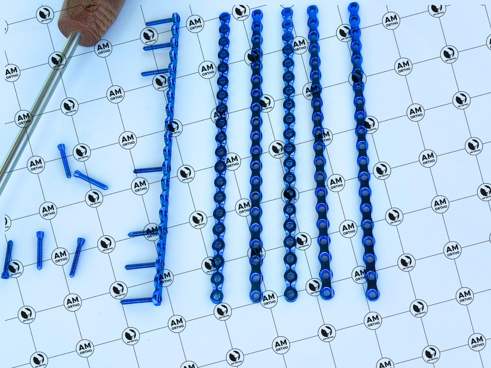 Ṿeterinary 2.0mm ÀLPS-II Ĺocking Ṕlates 20Holes With LCP Screw 77Pcs Set Ti