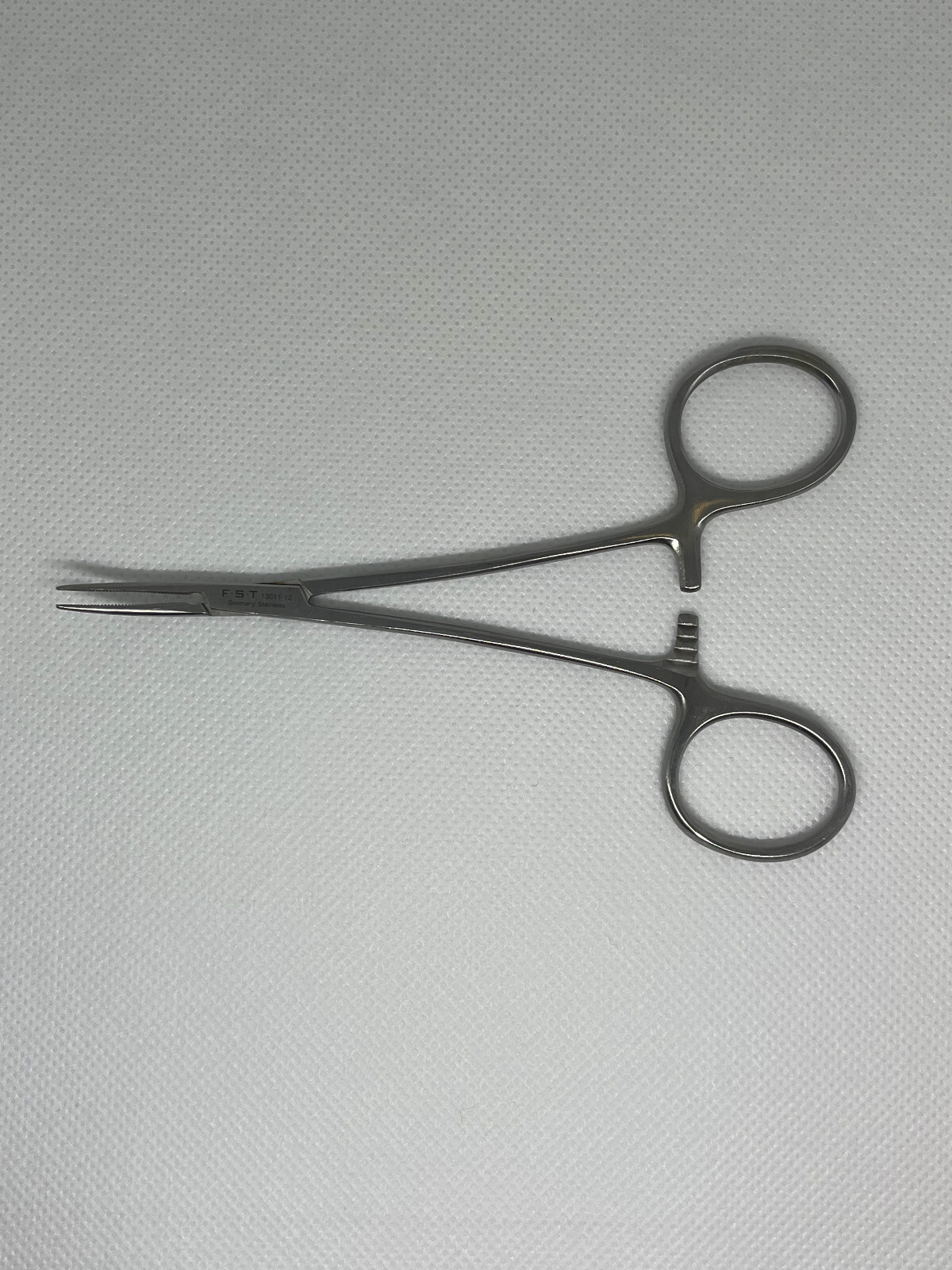 FST Hemostatic Forceps, 5″ Length, Serrated Curved 3/4″ Jaws, Excellent