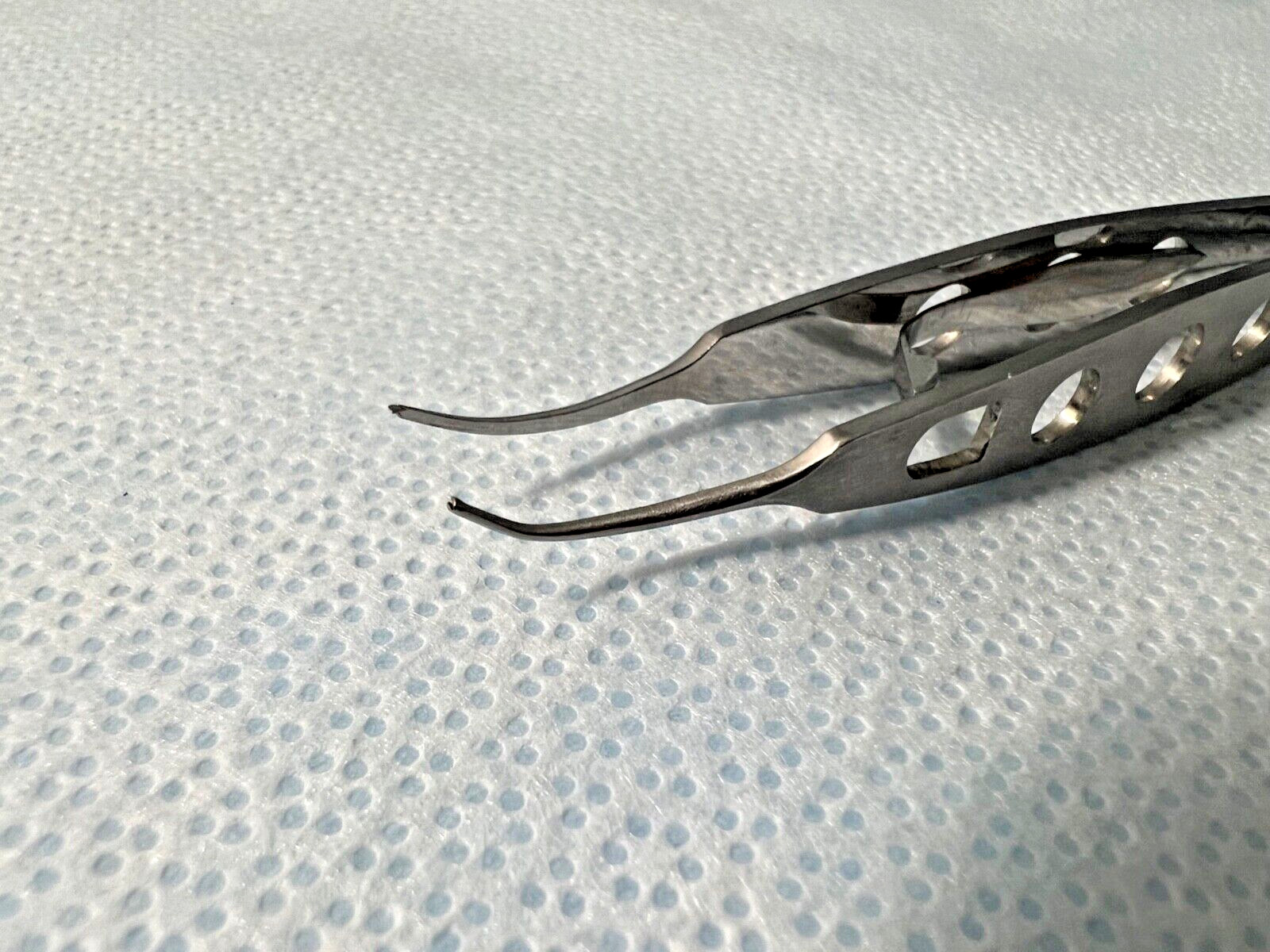Meisha Iris Forceps w/ Lock, 1X2 Teeth, Curved Tips, 4-1/8″ Length