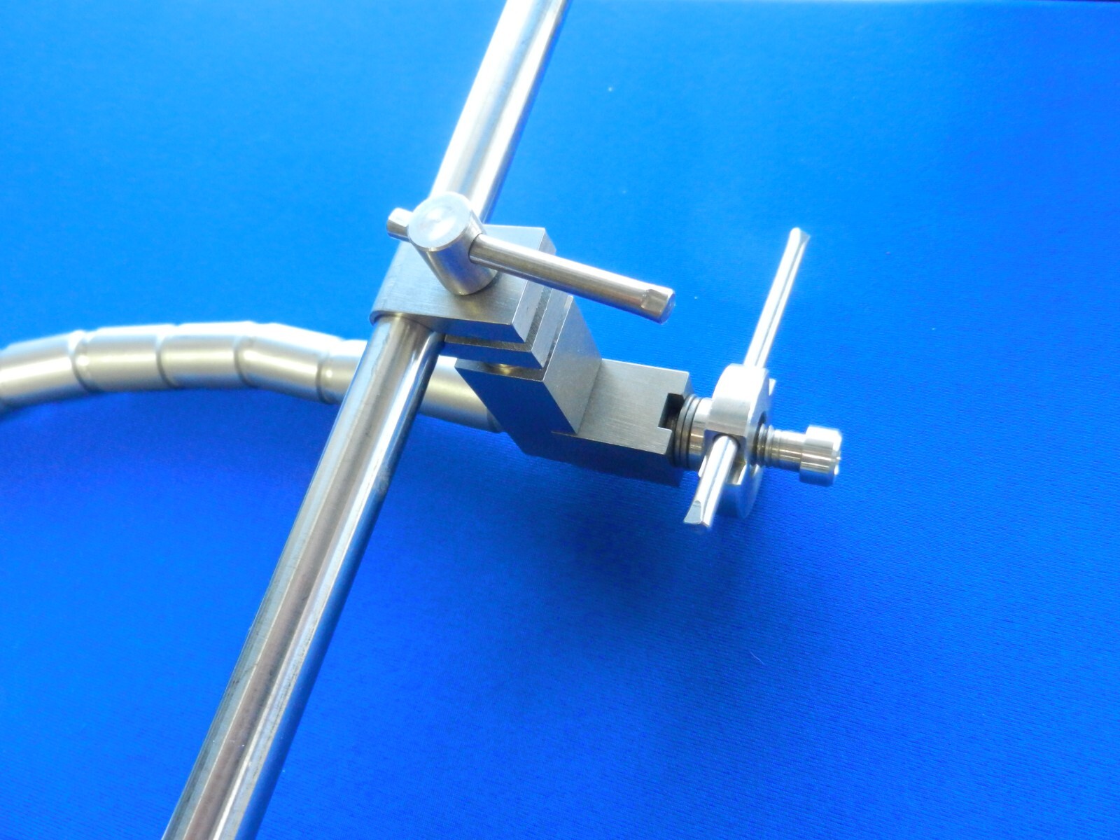 E897 Omni-Tract Flex Arm w/ Table Clamp and Bar