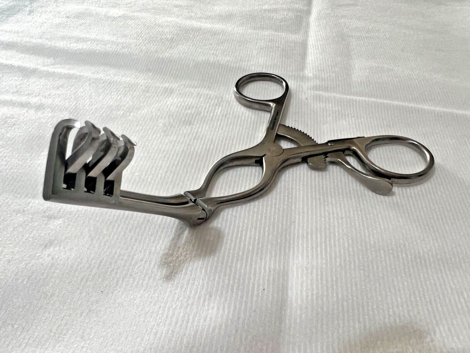 Boss 18-3075 Weitlaner Retractor w/ Hinged Arms 3×4 Sharp Prongs 6-1/2″ Length