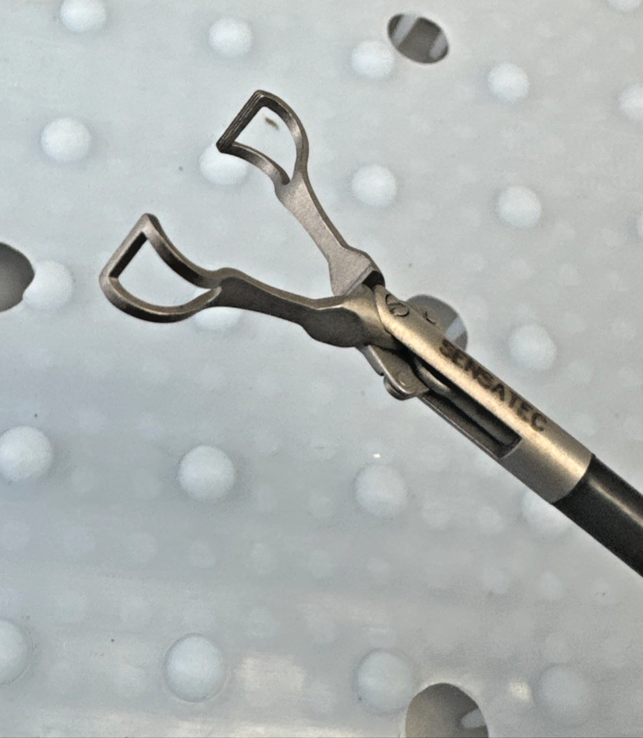 Linvatec 116713 Babcock Grasping Forceps, w/ Ratchet, 1″ Jaw, 13″ Length