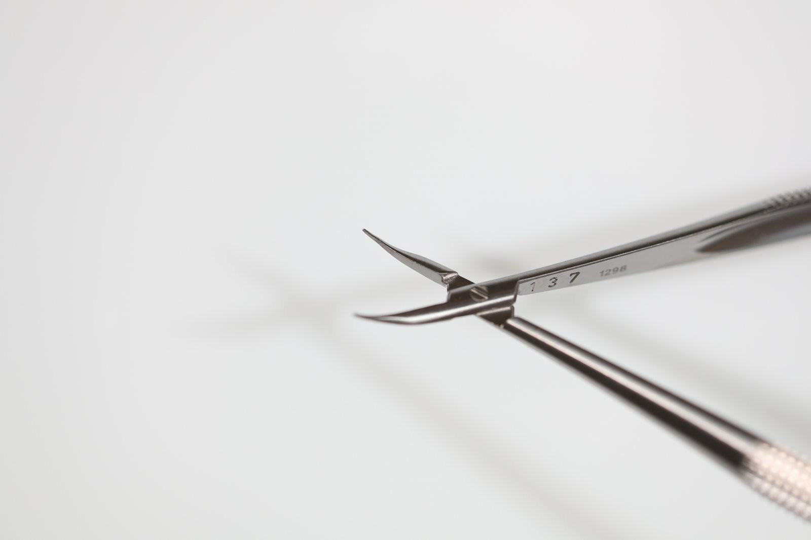 ASSI B-13-8 Needle Holder, Curved, 0.4mm Tip, Tapered Ends, 5-1/4in
