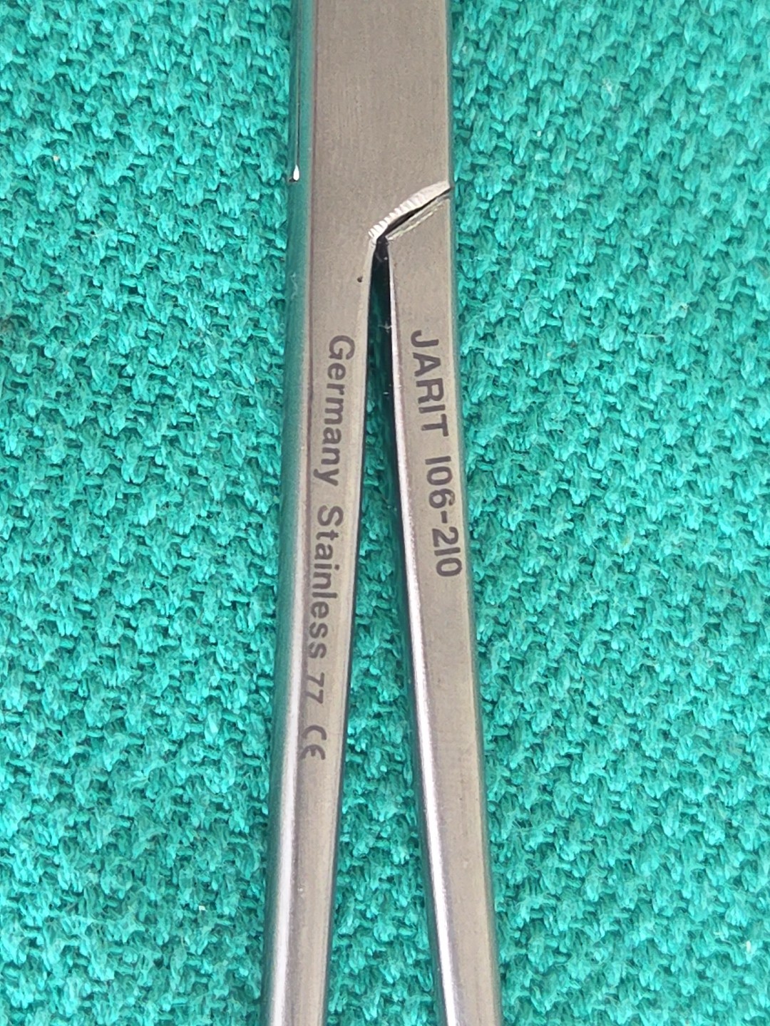 Jarit 106-210 Rochester-Ochsner Forcep, Straight, 7-1/4″